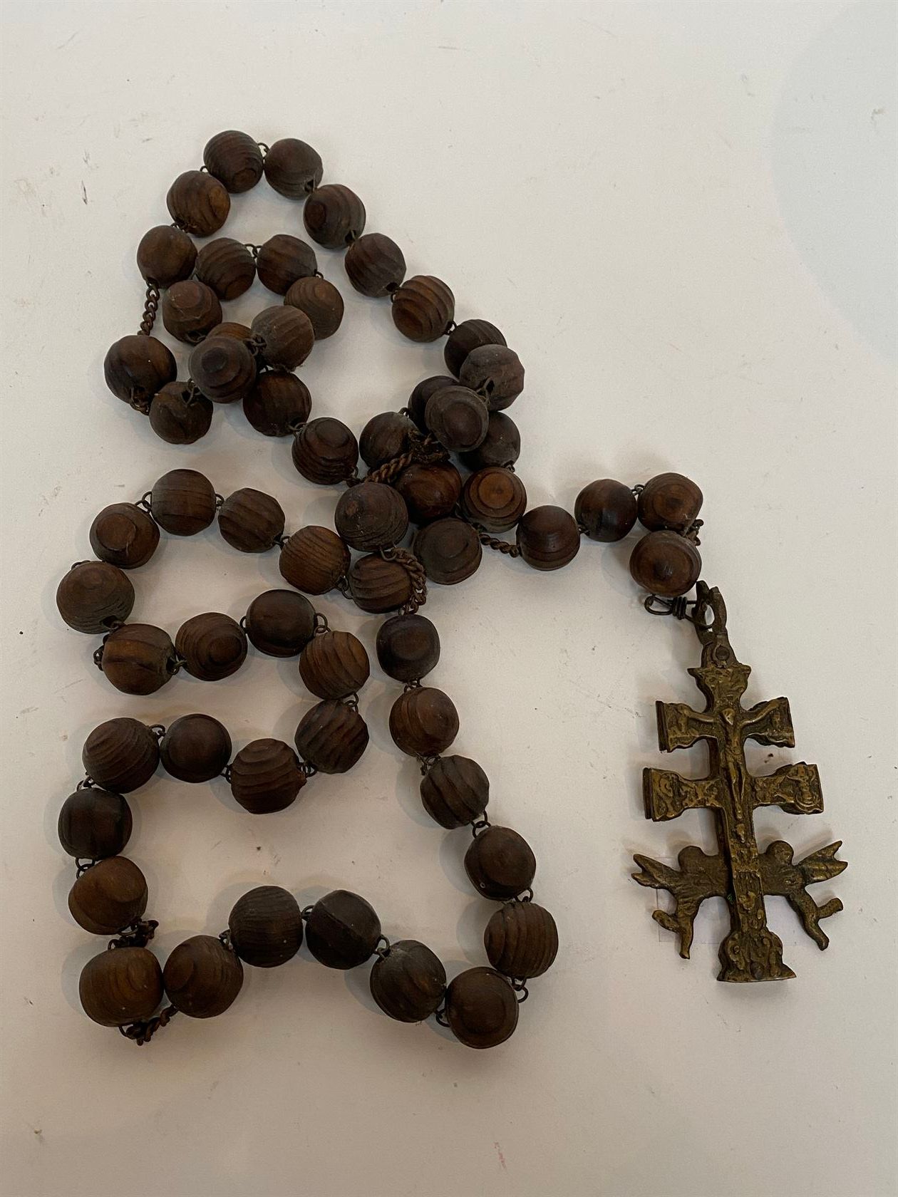 Null CAPPELLA di perline di legno intagliato con una croce di bronzo decorata co&hellip;