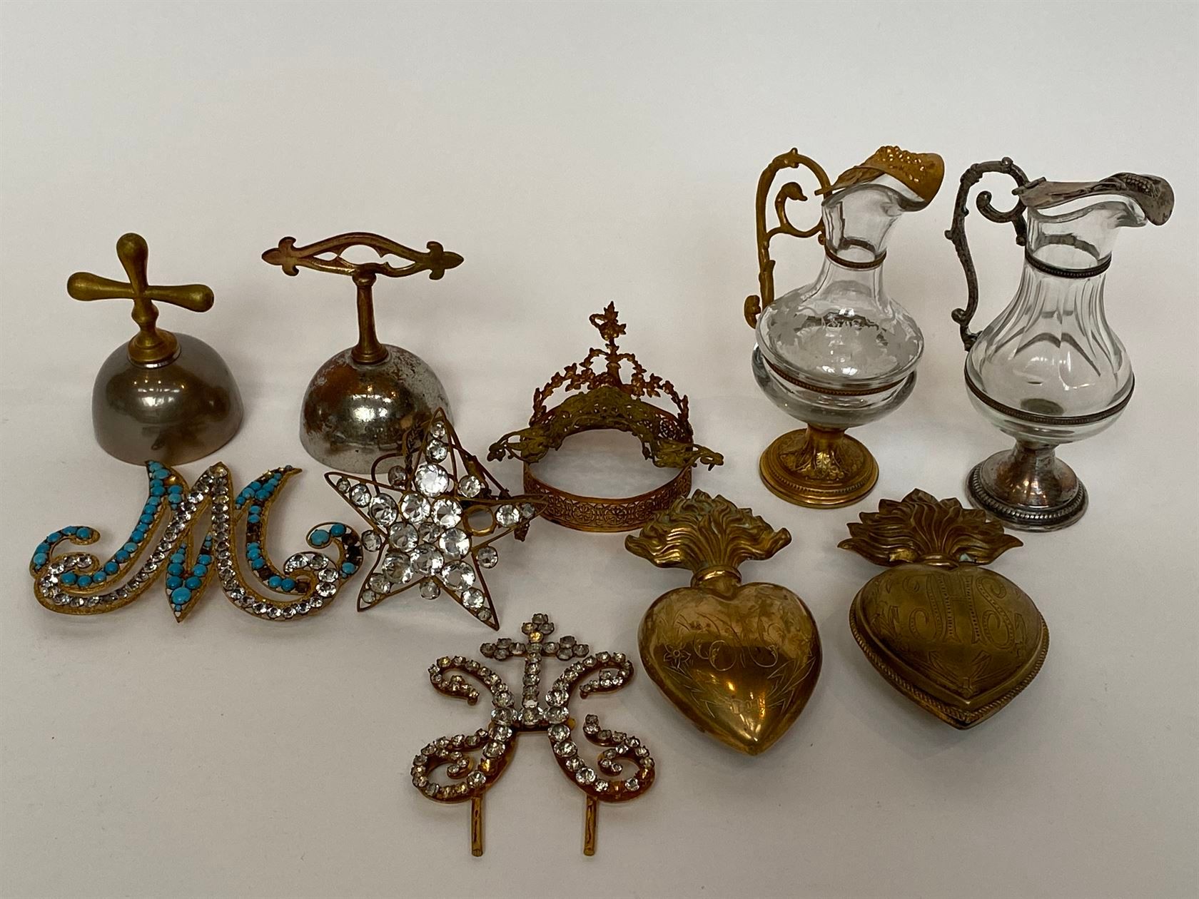Null 包括两个金属和玻璃教堂坩埚，两个压花铜焰的心，装饰有圣母玛利亚和I.H.S，两个带十字架的金属教堂钟，三个带水钻的教堂元素。19世纪末和20世纪初。
