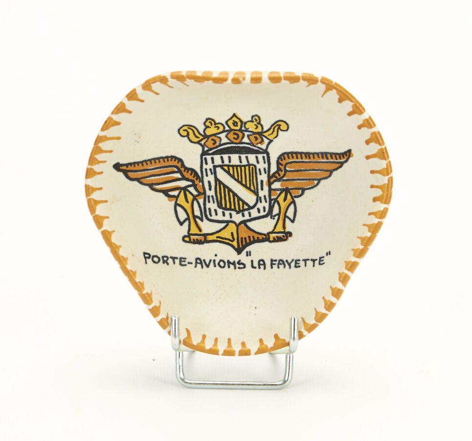 Null 小型多色陶器杯，装饰有航空母舰 "La Fayette"，上面有盾徽。制造KERALUC，1950年左右。直径：11厘米。