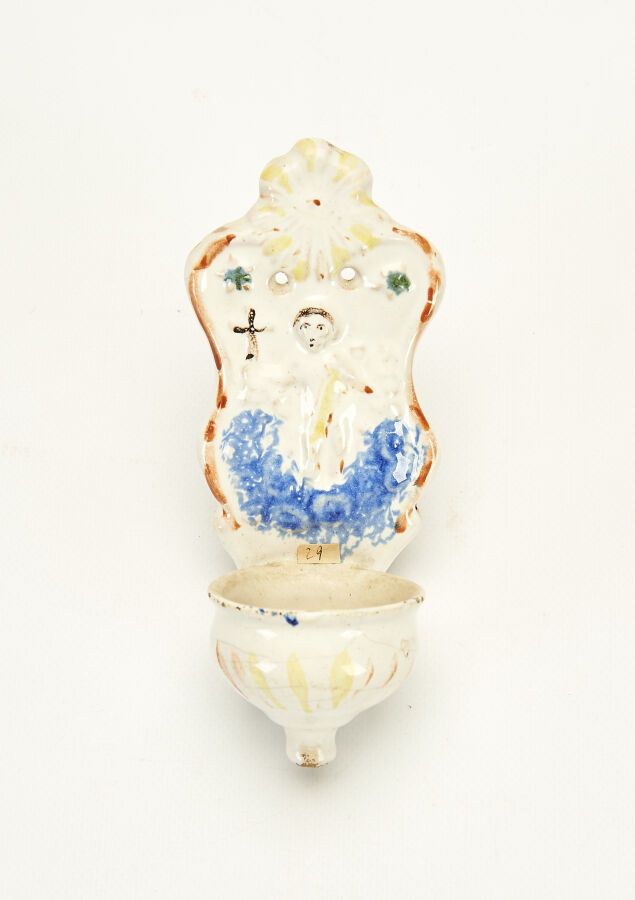 Null 两件昆士兰陶器BENITIERS，装饰有圣母、圣婴和小天使（状况良好）。19世纪下半叶。高19厘米。