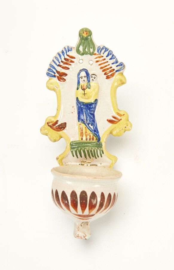 Null PAIRE DE BENITIERS en faïence populaire de Quimper, décor de Vierge à l'enf&hellip;