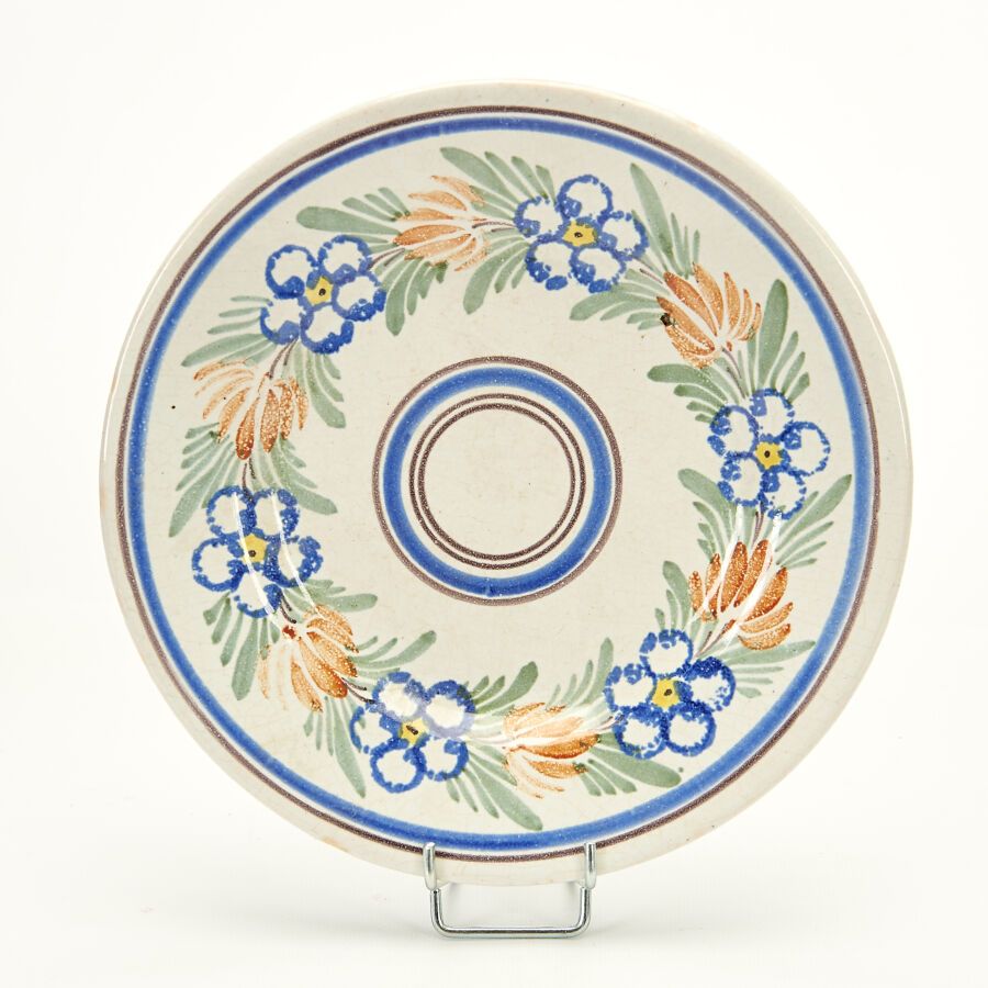 Null 一套四件来自Porquier房子的Quimper陶器盘子，有各种花卉或植物的装饰（状况良好）。19世纪。直径23.5厘米。
