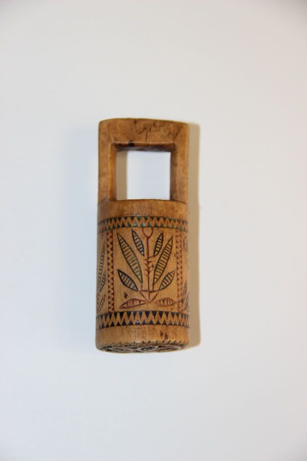 Null Mantequera de madera de forma cilíndrica con decoración grabada de motivos &hellip;