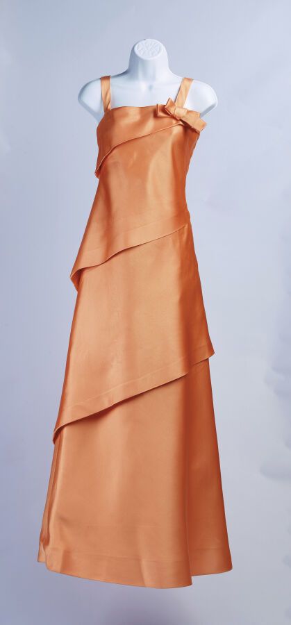 Null 橙色晚礼服，方领口由两条宽肩带托起，上面有蝴蝶结点缀，裙摆有螺旋状的垂坠效果。
约1970年。
状况良好。
