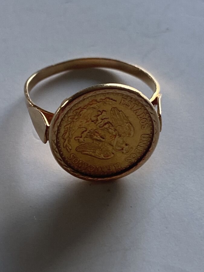 Null 黄金戒指（千分之七十五）与墨西哥两比索硬币（千分之九十的金币）镶嵌。第52页。3,26 g.