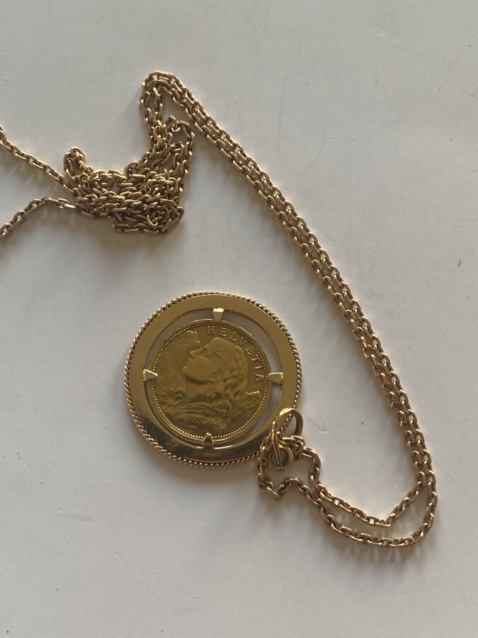 Null 黄色金链（千分之七十五），上面有一个金吊坠，上面镶嵌着一枚日期为1935年的20瑞士法郎Vreneli金币（千分之九十）。长63厘米。Pds.18,9&hellip;
