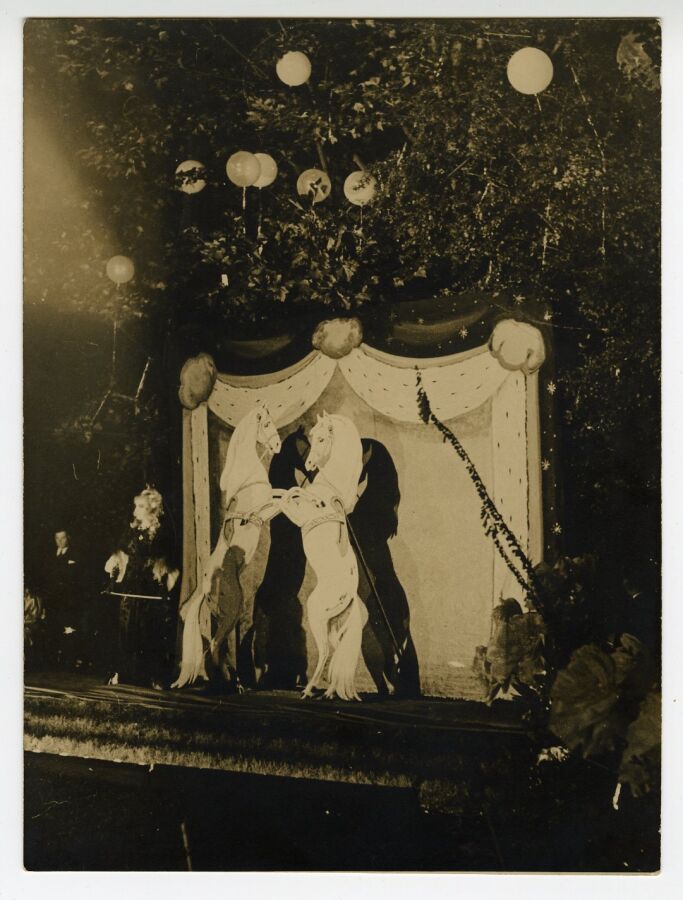 Null 埃马纽埃尔-拉德尼茨基，人称曼-雷（1890-1976）。
博蒙特伯爵在巴黎举办的舞会上，意大利侯爵夫人路易莎-卡萨蒂在马匹 "Flick and F&hellip;