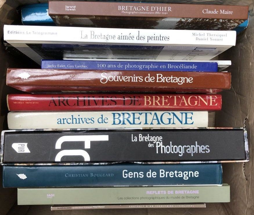 Null ENSEMBLE d'environ 15 livres sur la photographie en Bretagne dont Gens de B&hellip;