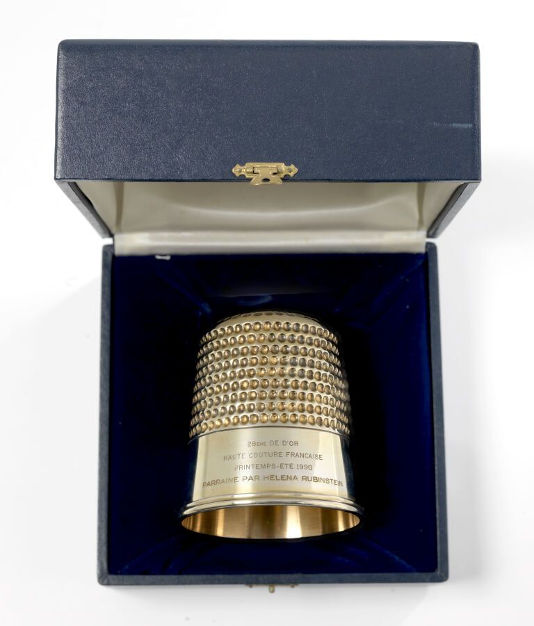 Null 第28届法国高级时装 "DÉ D'OR"，镀金和镀银的金属，1990年春夏，由Helena Rubinstein赞助，装在其箱子里。高度：10.5厘米&hellip;