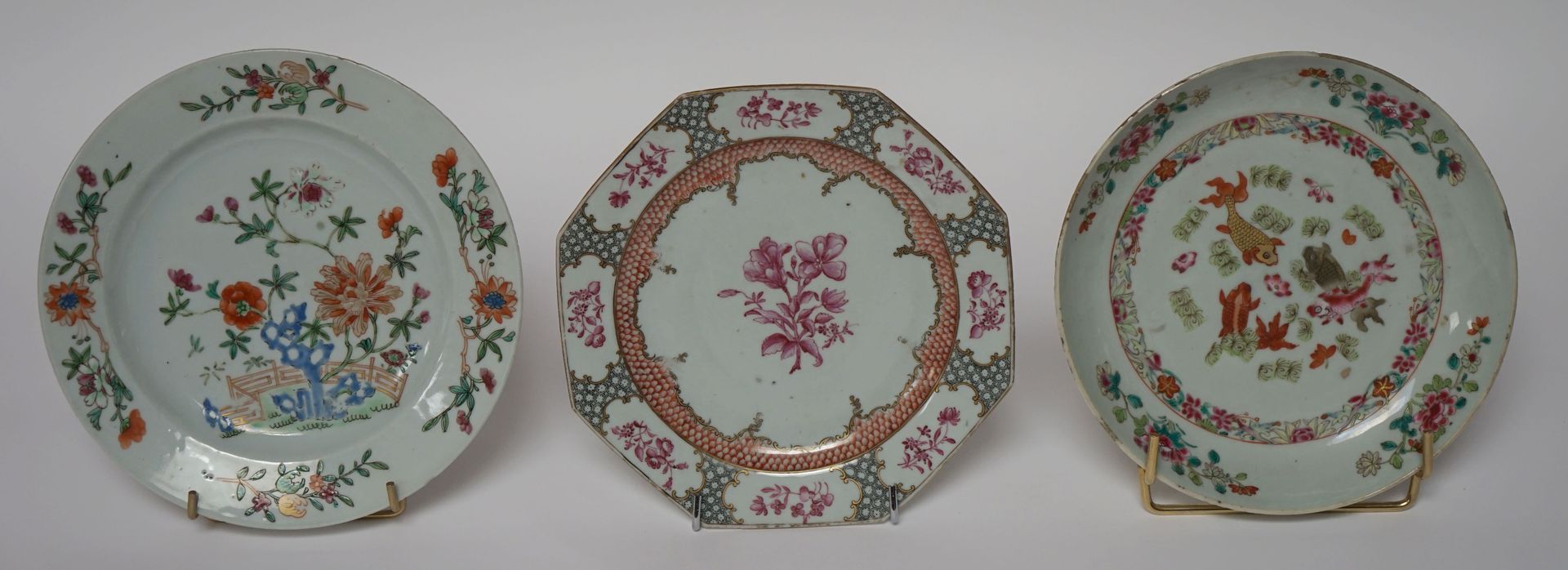 Null 中国，18世纪。三个Compagnie des Indes盘子，多色珐琅彩瓷器，一个八角形，装饰着淡紫色的花束，两翼装饰着格子背景的Cartouche&hellip;