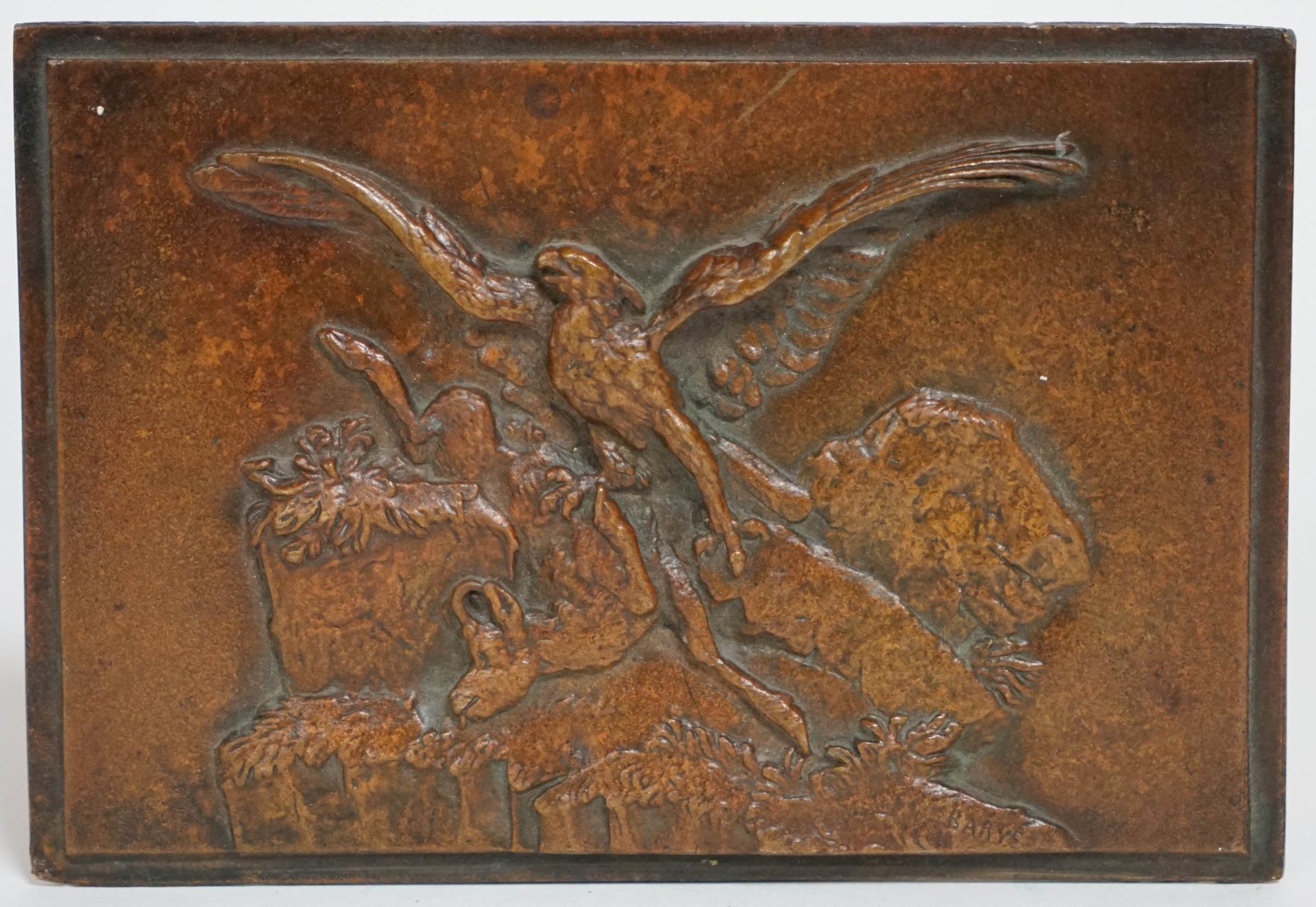 Null 安东尼-路易-巴雷（1795-1875）的低浮雕，有一只老鹰在攻击一只羊驼。青铜器，带有奖章式的铜锈，右下方有签名。11 x 16 cm。
