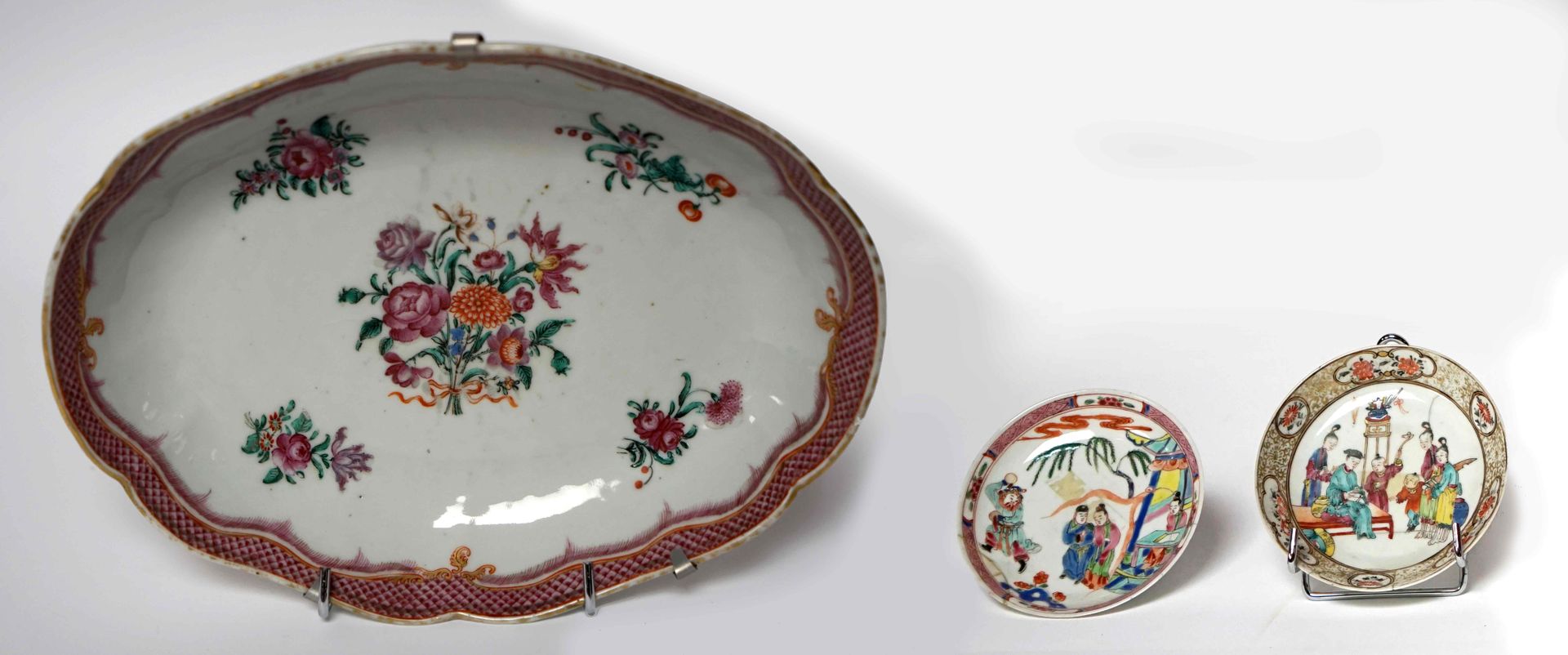 Null 中国，18世纪。一个Compagnie des Indes的瓷器班尼特，上面有多色珐琅装饰的花束和淡紫色的网，是迈森风格。(裂缝和事故）。)