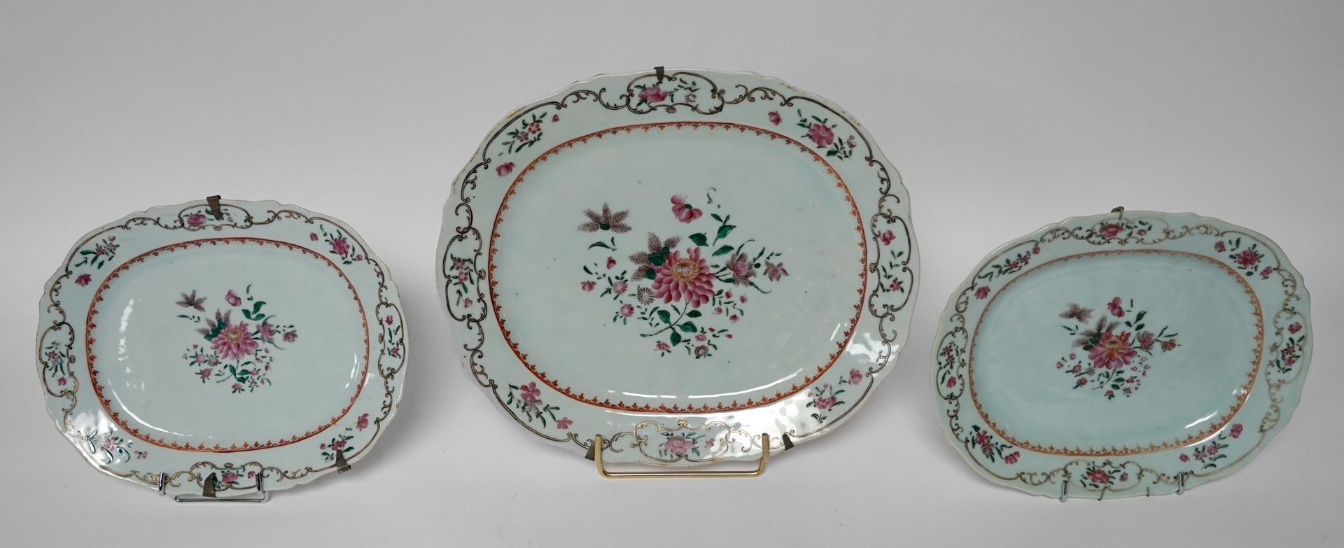 Null CHINA, siglo XVIII. Conjunto de tres PLATOS de porcelana, uno grande y dos &hellip;