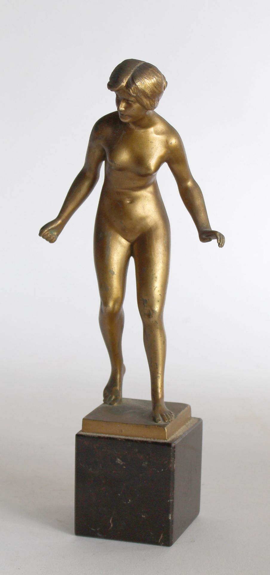 Null 汉斯-凯克（1875-1941） 沐浴的女孩。带有金色铜锈的青铜器，已签名。高23厘米。黑色大理石底座。总高度：30厘米（小的磨损和缺口）。