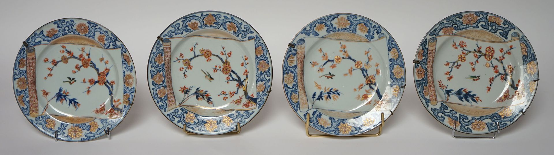 Null 日本，19世纪。一套四件伊万里瓷器，用蓝色、红色和金色装饰的花枝法器，翼上装饰有卷轴。(明星)。D. 22厘米