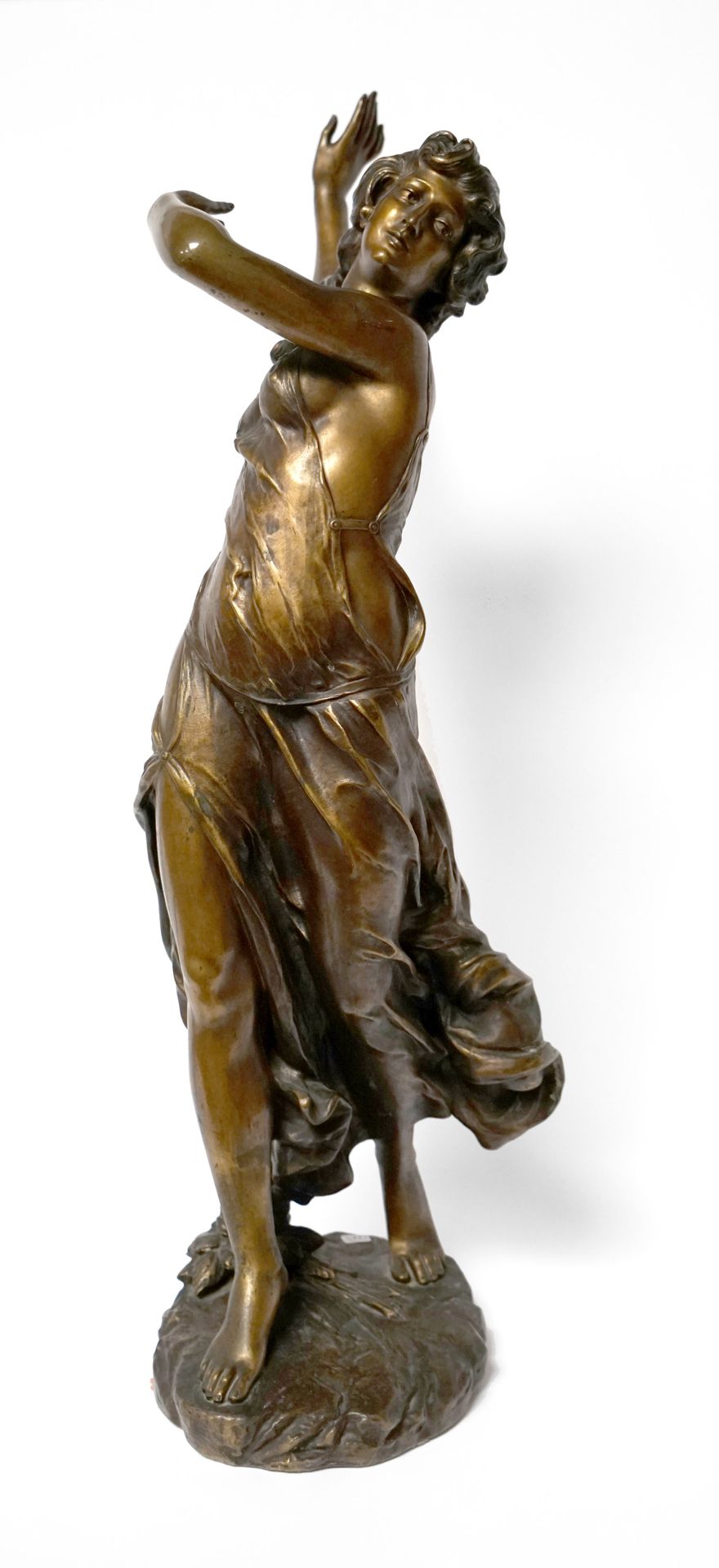 Null 1900年左右的法国学校。垂头丧气的女人。带有金色铜锈的青铜器，带有1900年巴黎世博会的印章，MD，HV。高80厘米