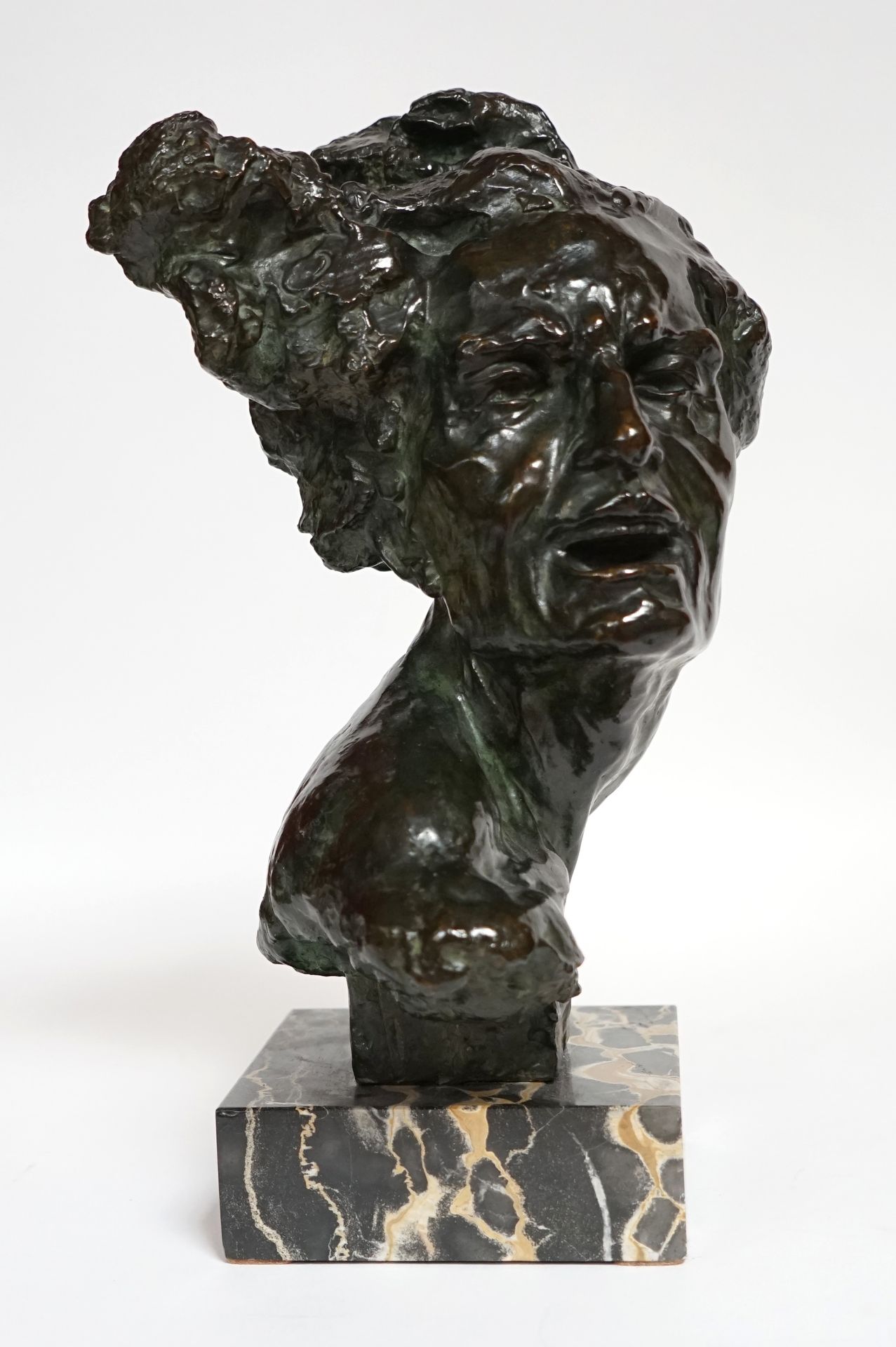 Null 阿尔弗雷多-皮纳（1883-1966） 高尔基的头，向右转。青铜，有绿色阴影的黑色铜锈，有签名和注解的Flocon cire perdue。高35厘米