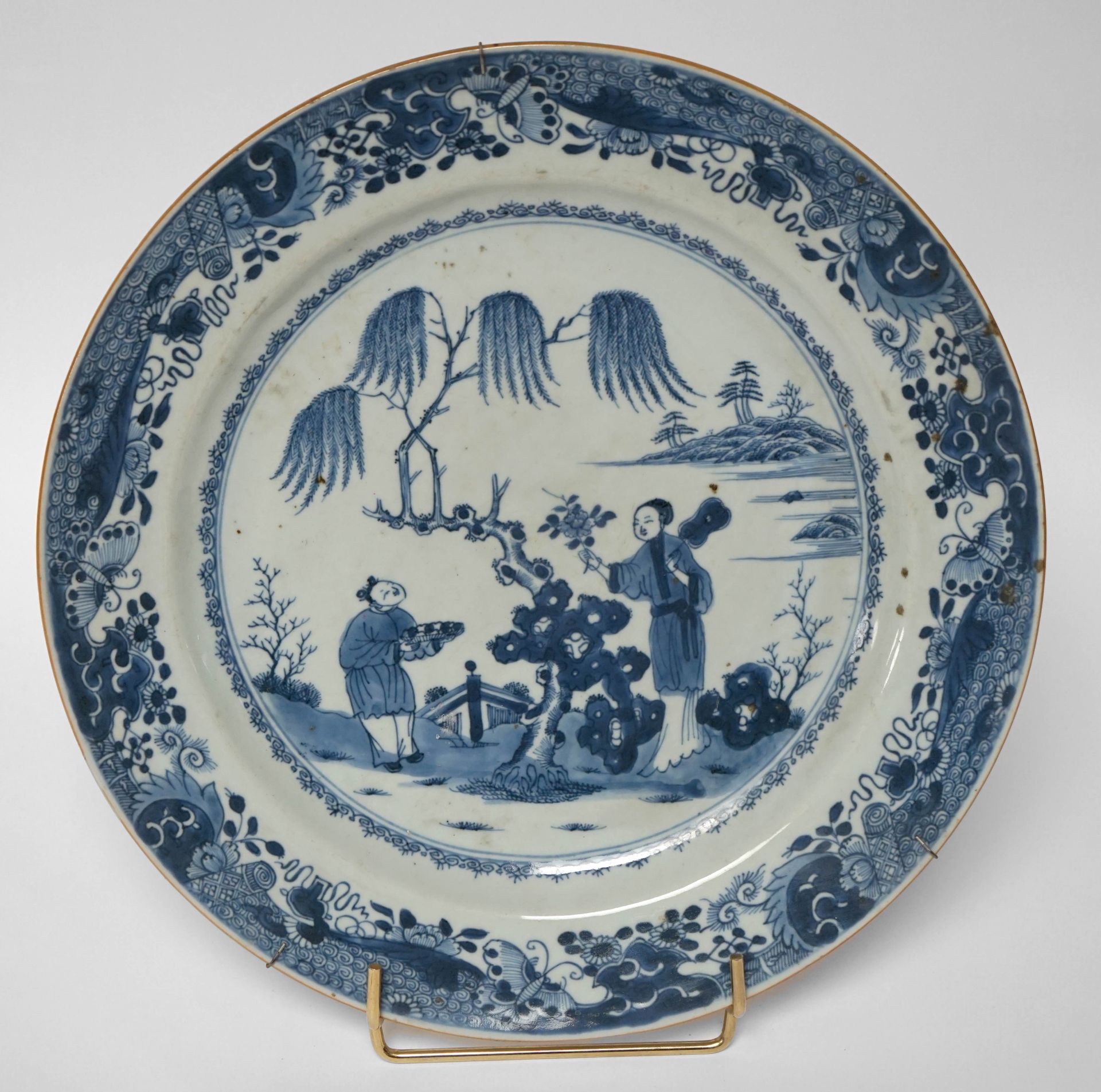 Null 中国，18世纪。一个圆形的青花瓷盘，装饰着树下的两个中国人物和一个屏障。D. 36,5 cm 背面有一个巴黎Lefèvre rue de chatea&hellip;