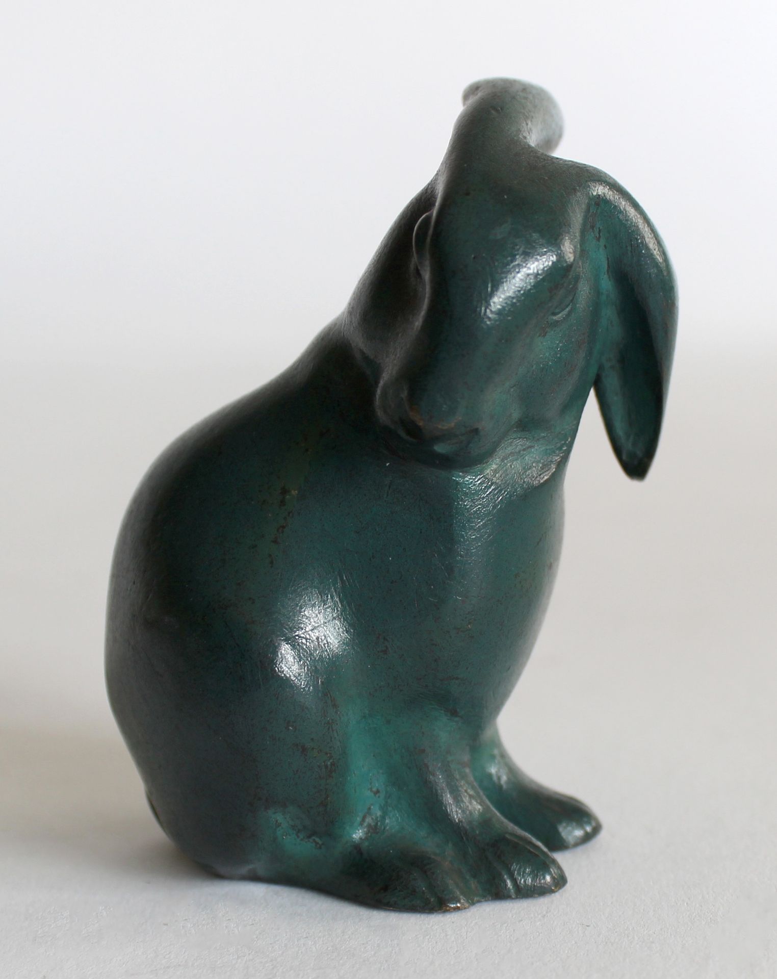 Null Edouard-Marcel SANDOZ (1881-1971) 坐着的兔子，头转向。罕见的青铜证明，带有蓝绿色的铜锈，有签名。Susse Frèr&hellip;