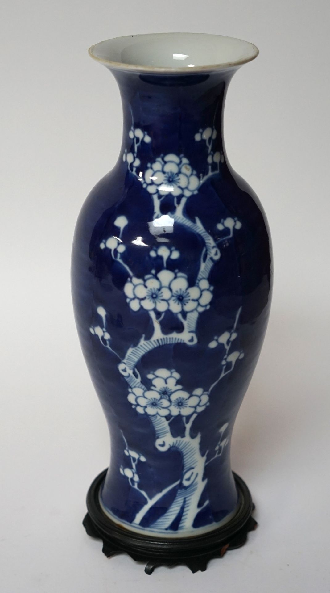Null 青花瓷花瓶，蓝底保留梅花枝的青花装饰。作为一盏灯安装。高33厘米