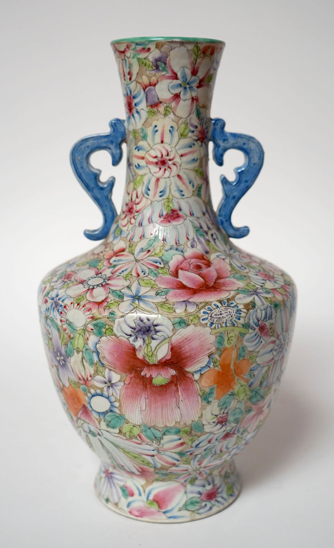Null 中国。一个多色珐琅彩的瓷质柱形花瓶，有把手和渐变的花朵设计。33厘米
