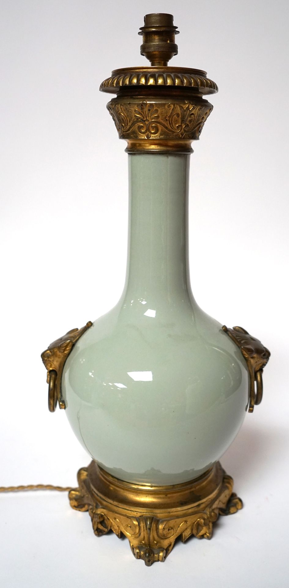 Null Una lampada in porcellana color celadon, la cornice in ormolu, decorata con&hellip;