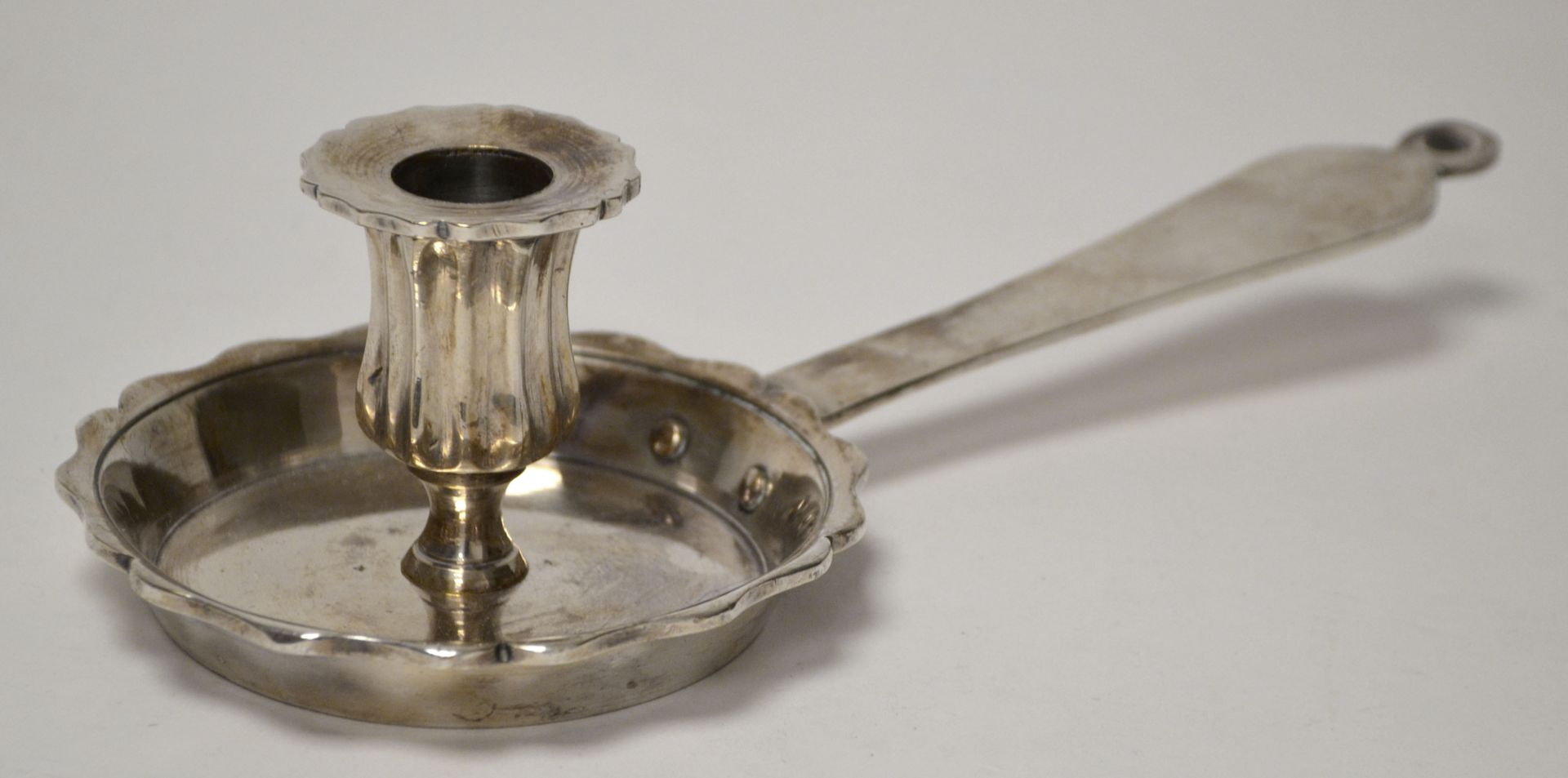 Null 一个镀金的金属手电筒，握柄是水平的，水龙头上有针状的肋骨（为电力穿孔），车床上有锯齿，18世纪。长23,5厘米