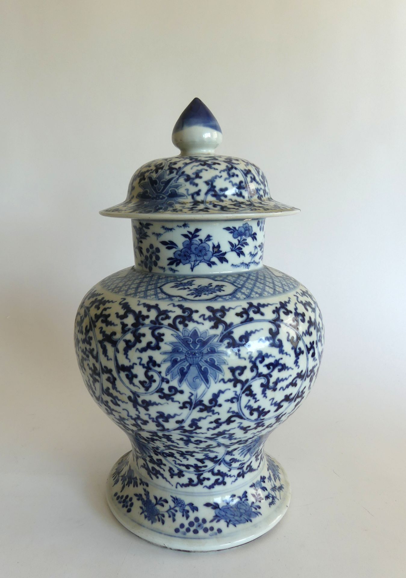Null CHINA. Jarrón de balaustre recubierto de porcelana azul y blanca, decorado &hellip;