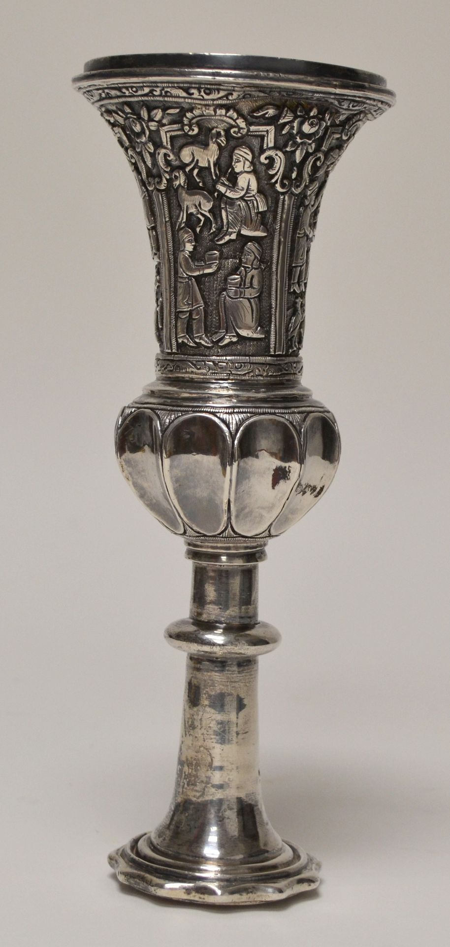 Null Silberner GHALIANERKOCH mit Figuren, Qajar-Zeit, Persien, H. 20 cm, Gewicht&hellip;