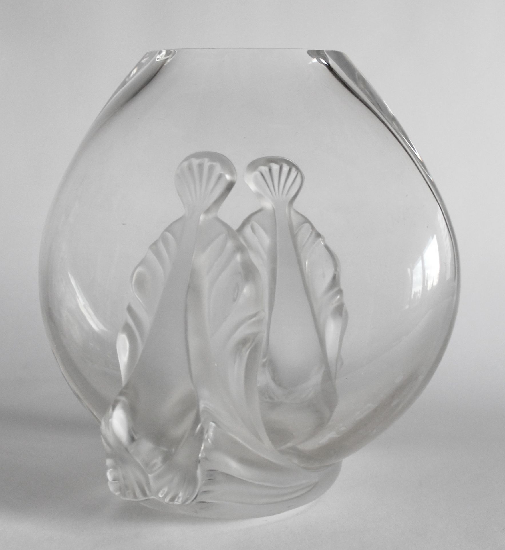 Null LALIQUE Francia. VASO di cristallo traslucido e smerigliato con un disegno &hellip;