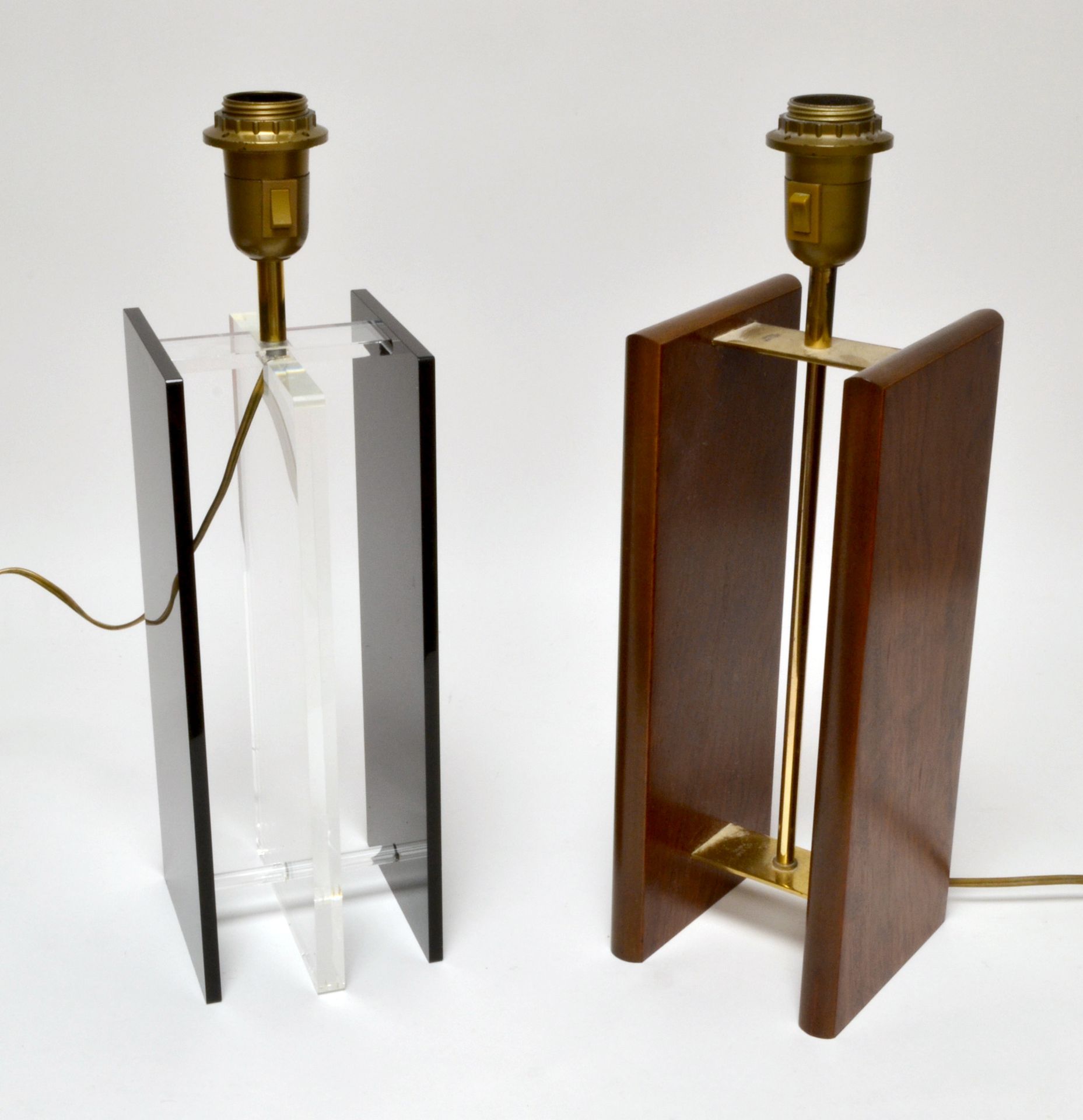 Null 乔治-朱埃，1931年出生。两个灯腿，一个是毛刺胡桃木和镀金金属条，另一个是透明和黑色有机玻璃。约1970-80年。高42厘米