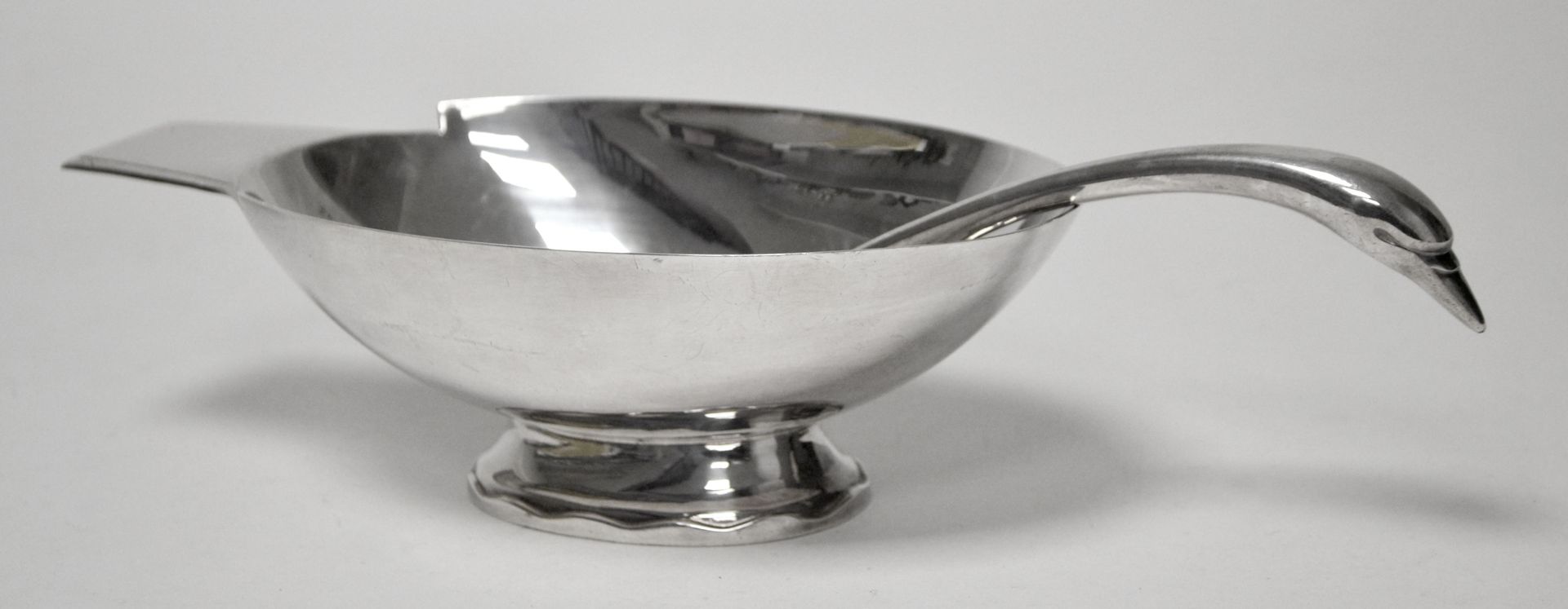 Null Christian FJERDINGSTAD代表GALLIA。镀银金属茶杯，天鹅模型，勺子形成天鹅的颈部和头部，茶杯的底部装饰着波浪。长：26.5厘米