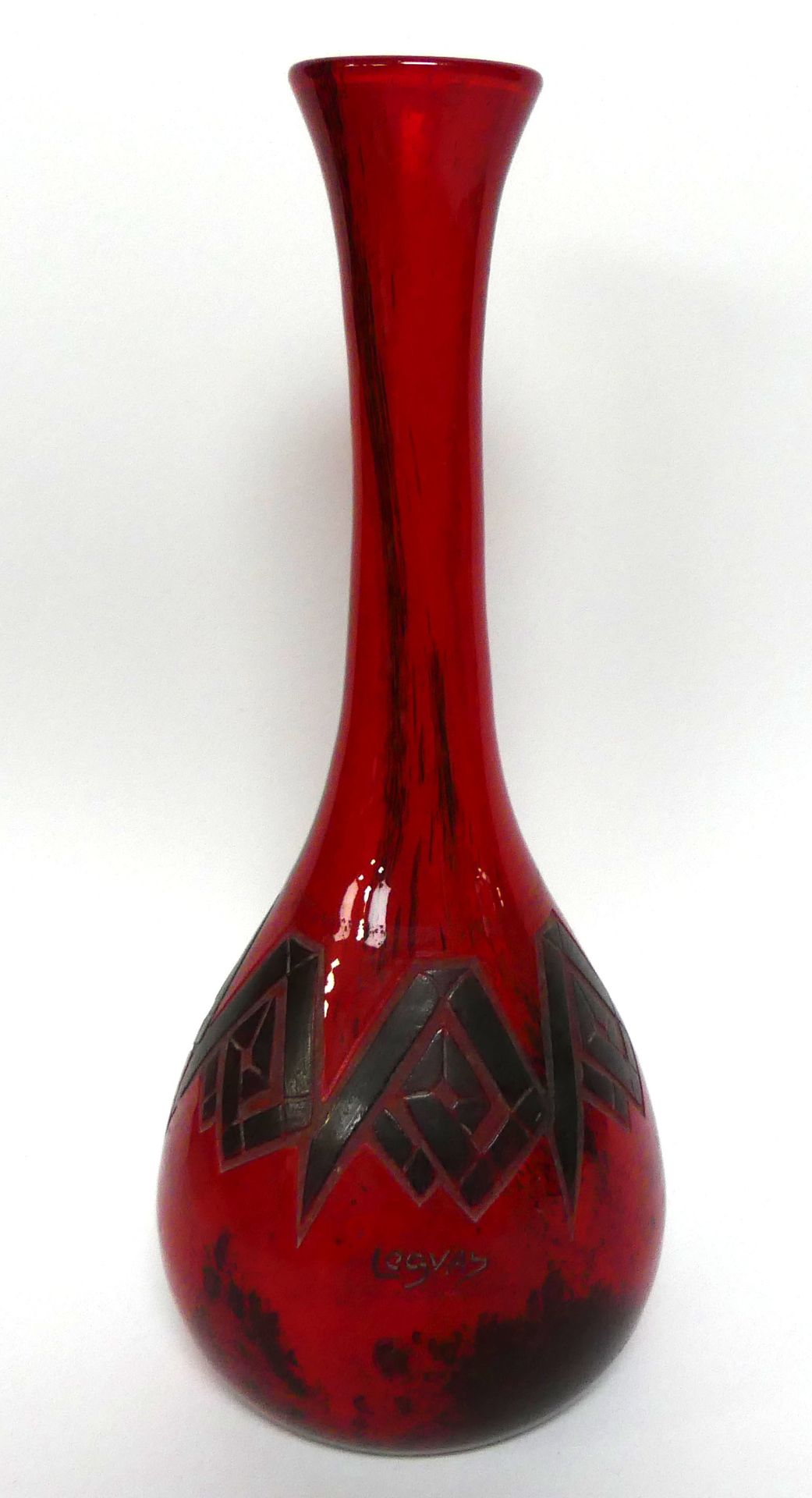 Null LEGRAS。一个带有装饰艺术风格的酸蚀几何楣的红色玛瑙玻璃花瓶。高40厘米。