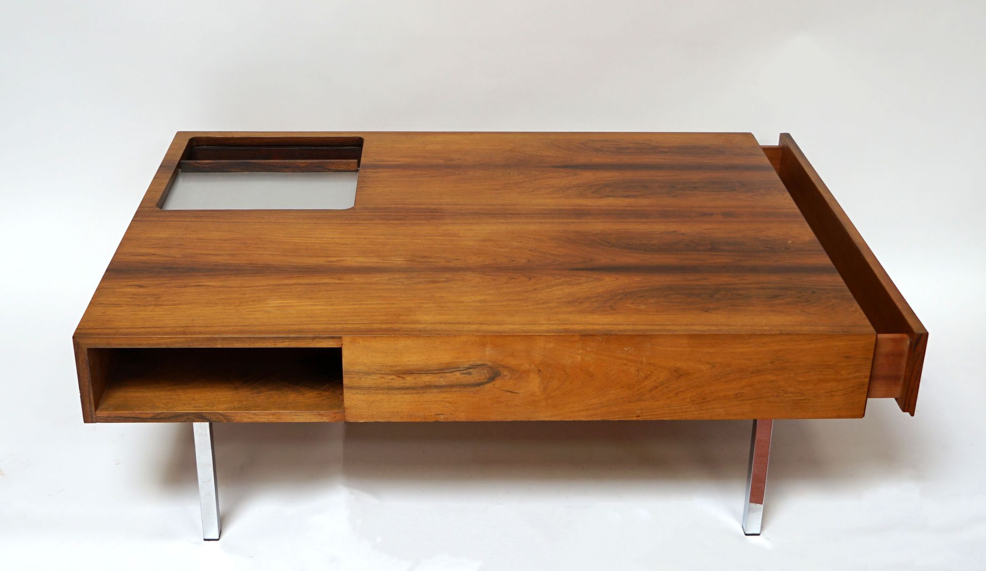 Null Alain RICHARD (1926-2017) 金属和红木的方形咖啡桌，顶部有一个雪茄龛，滑动的铝制挡板，打开一个侧边的抽屉。有轻微的潮湿痕迹。4&hellip;