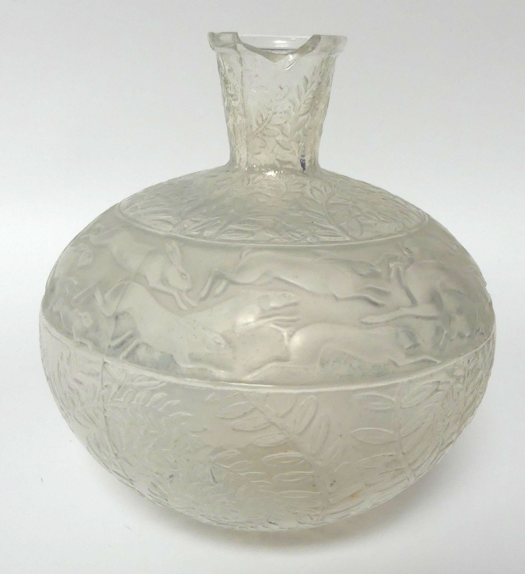 Null 勒内-拉里克（1860-1945）。一个有野兔装饰的压制玻璃花瓶。底座下有签名。颈部发生意外。高16厘米。