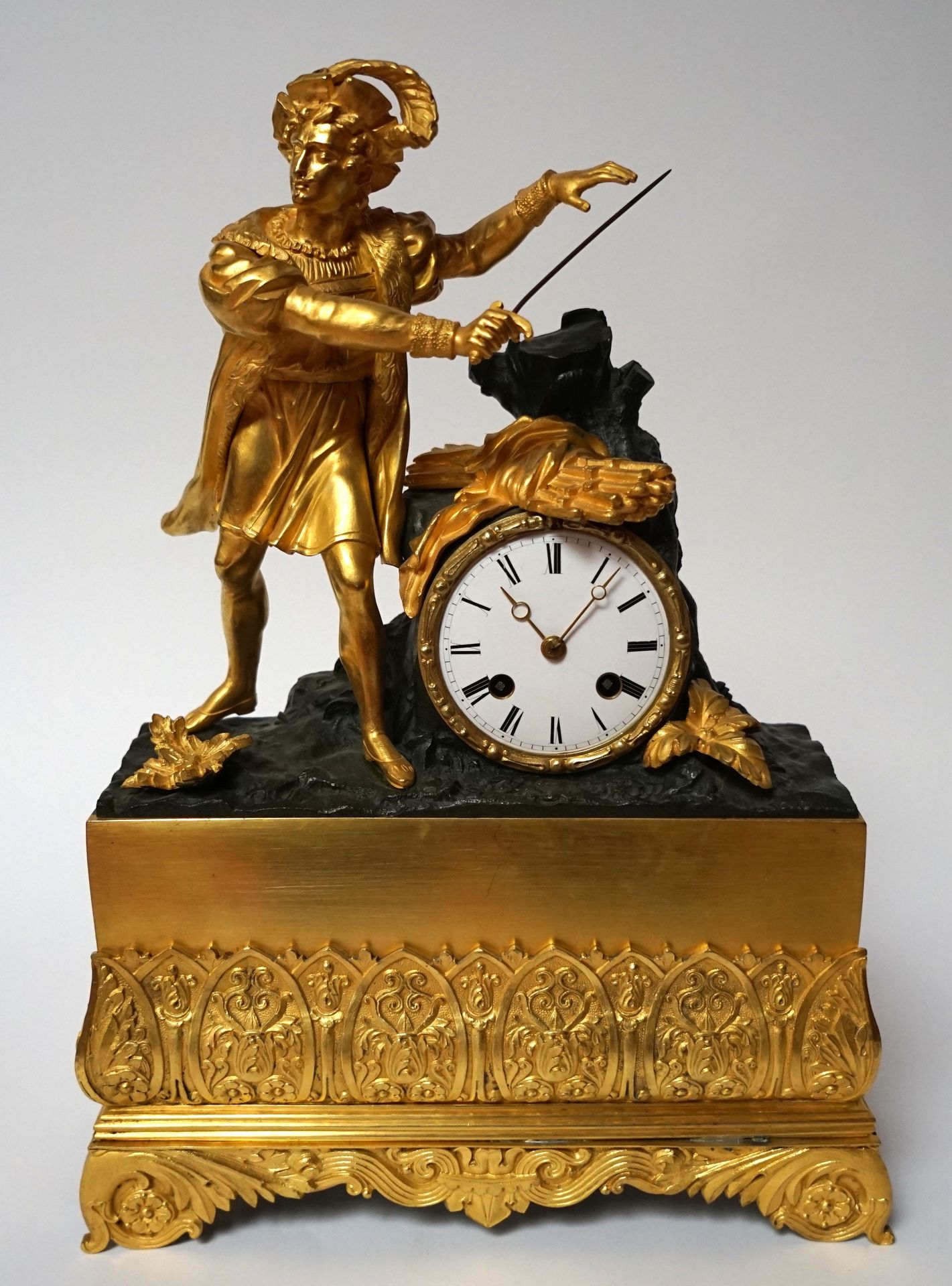 Null 一座双色铜钟，珐琅表盘上有一个决斗者。42 x 30 x 10厘米。