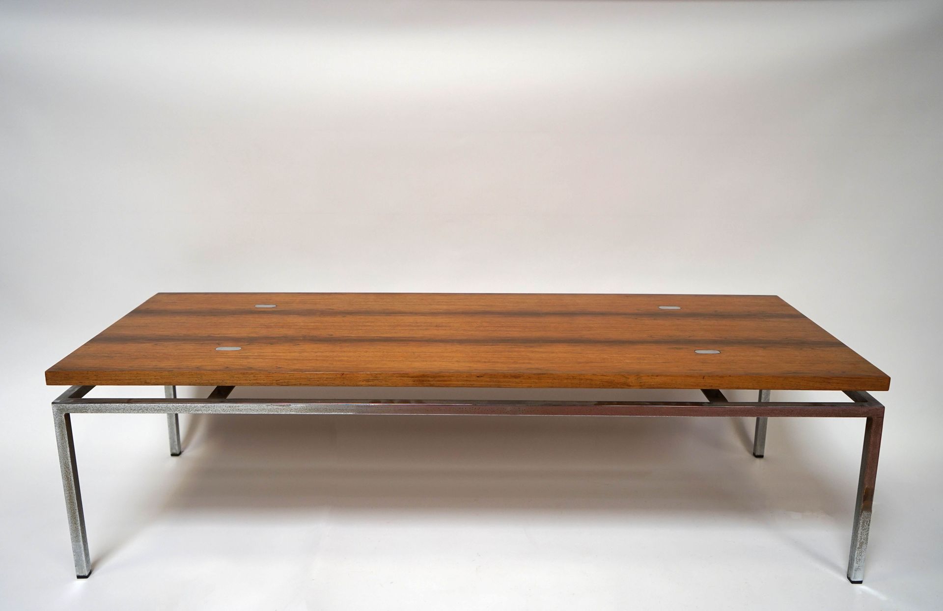 Null Alain RICHARD (1926-2017) 金属和红木的长方形咖啡桌。约1960年。轻微划痕。40 x 140 x 53 厘米
