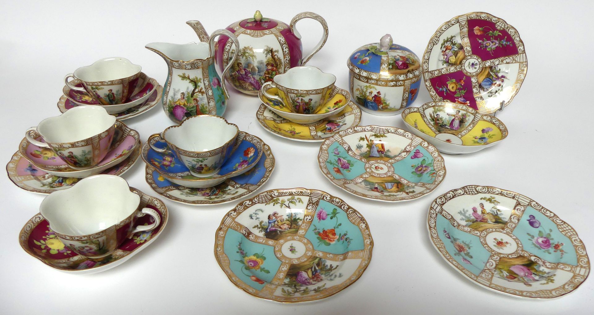 Null 迈森。18世纪的瓷器茶具的一部分，包括一个茶壶，一个牛奶壶，一个有盖的糖碗，五个杯子和它们的碟子加上一个碟子，八个蛋糕盘（轻微的缺口）。