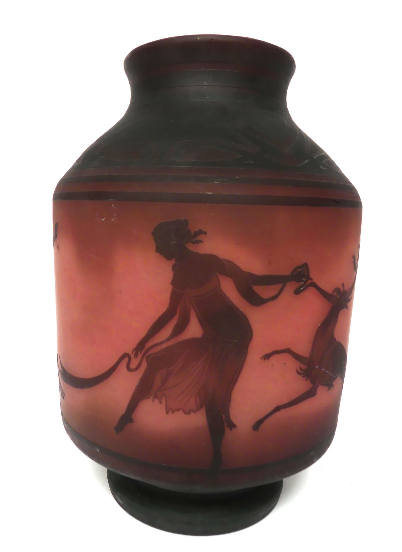 Null 乔治-德费尔（1868-1943）。粉红色粉末玻璃花瓶，酸蚀法刻有舞者和灰狗的图案。签名在身上。高27厘米。