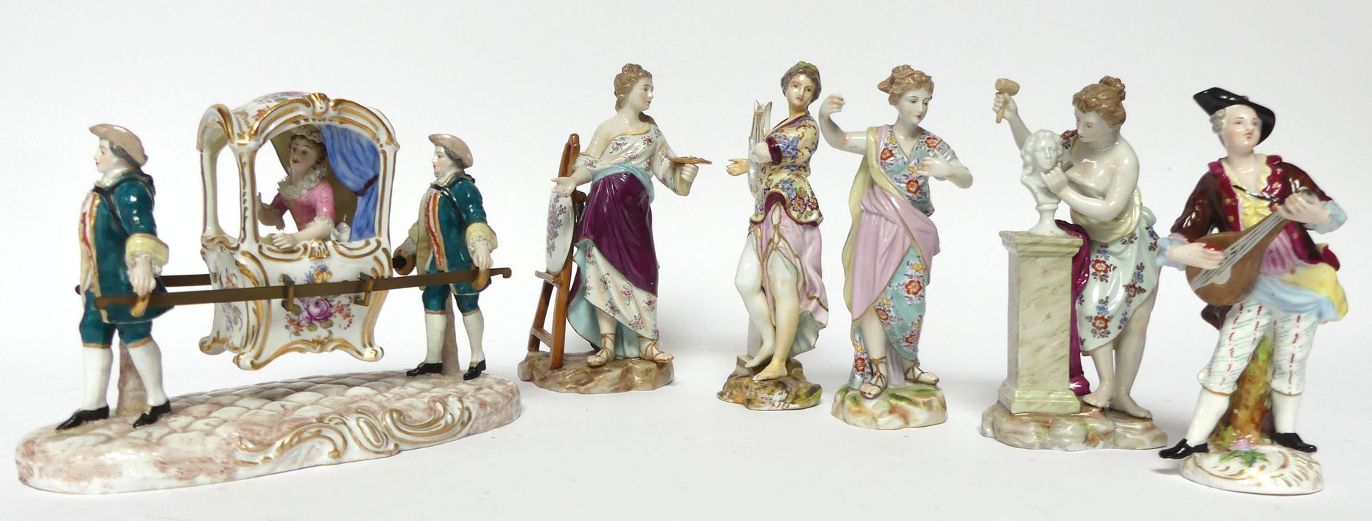 Null 一套四件迈森或德累斯顿多色珐琅彩瓷器SUJETS在18世纪的品味，描绘了艺术的寓意。高18厘米。附有迈森风味的瓷椅和音乐家的SUJET。