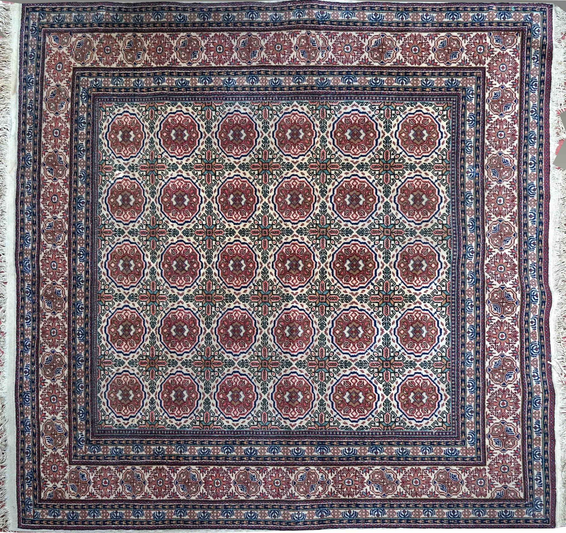 Null KAYSERI-Teppich mit wiederholten Gulh-Mustern. Ca. 130 x 130 cm.