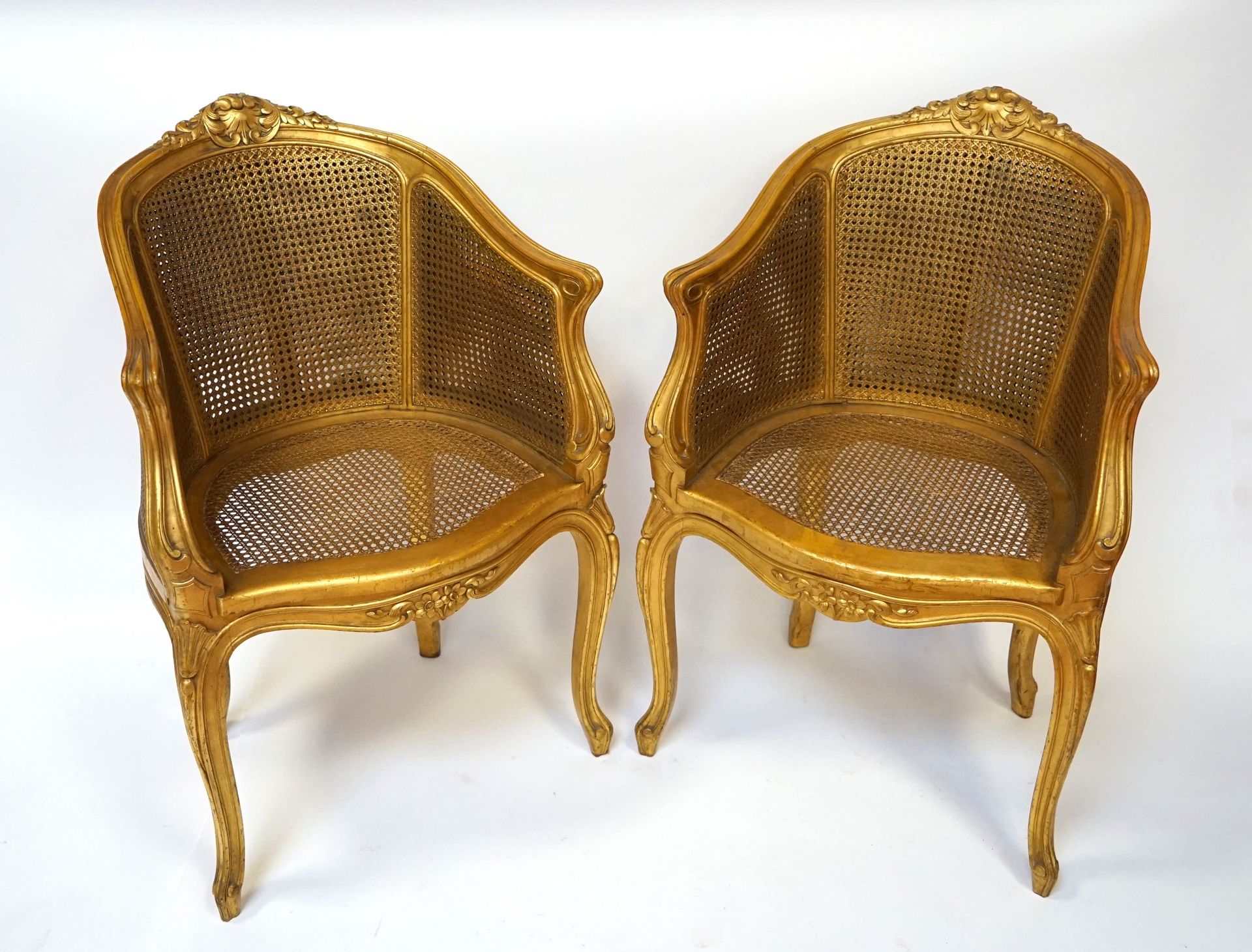 Null 一对镀金的木制办公椅，带藤条（部件要重新固定）。路易十五风格。