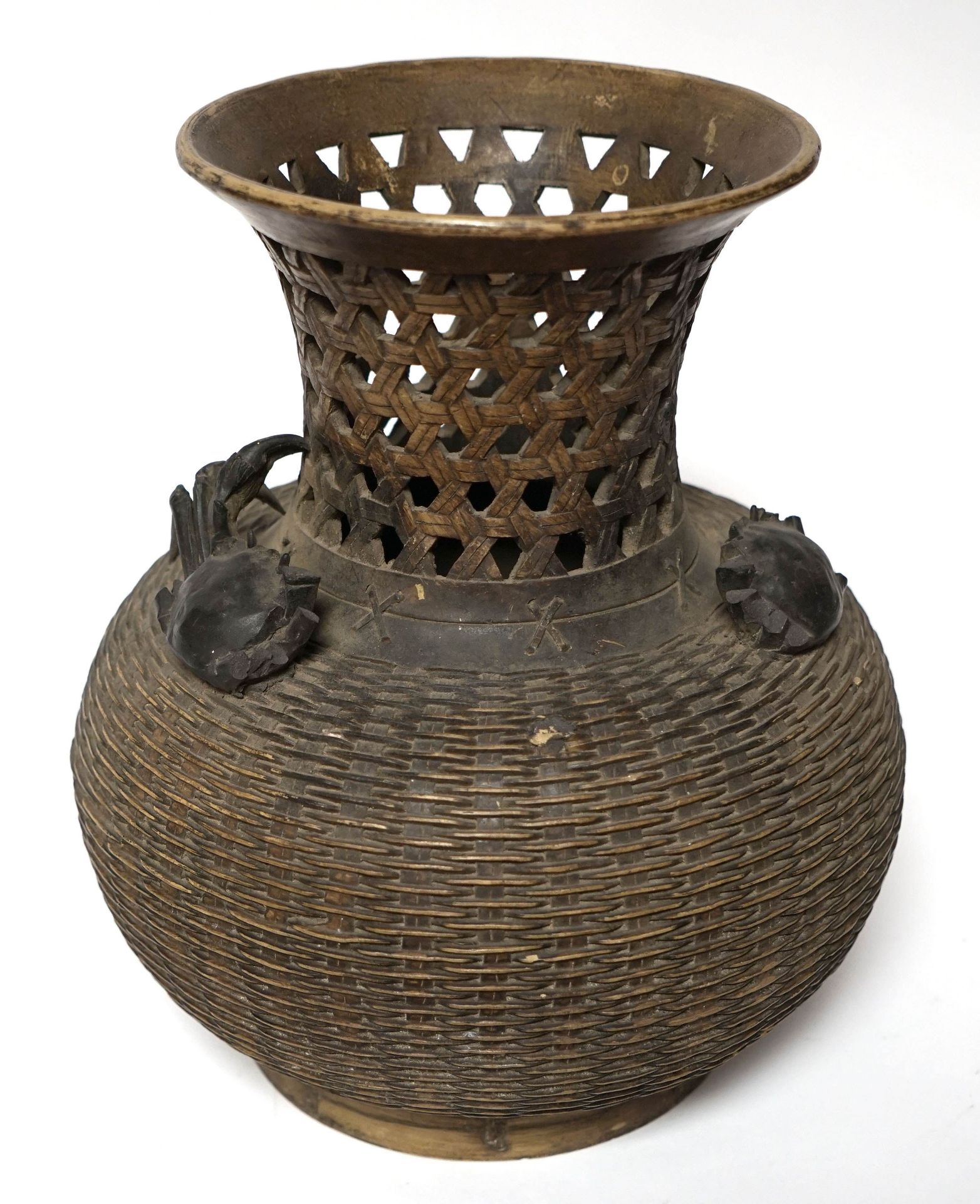 Null 中国。仿篮子形式的大型镂空陶器花瓶，颈部装饰有螃蟹。(损坏和丢失的部件）。)高度34厘米