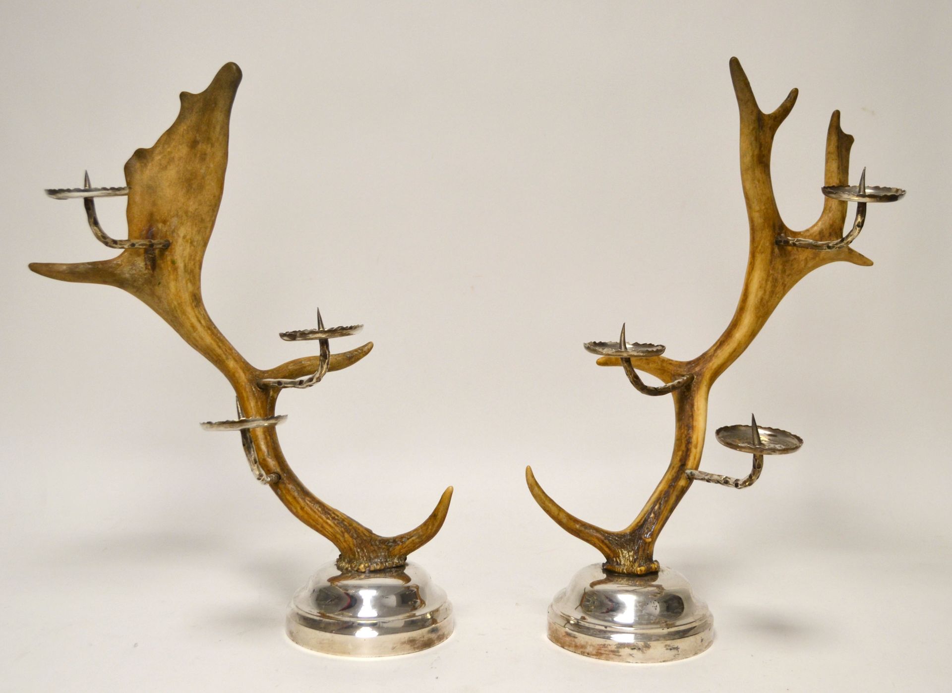 Null Pair of silver plated and deer antlers CANDELABRES, the foot, the arms of l&hellip;