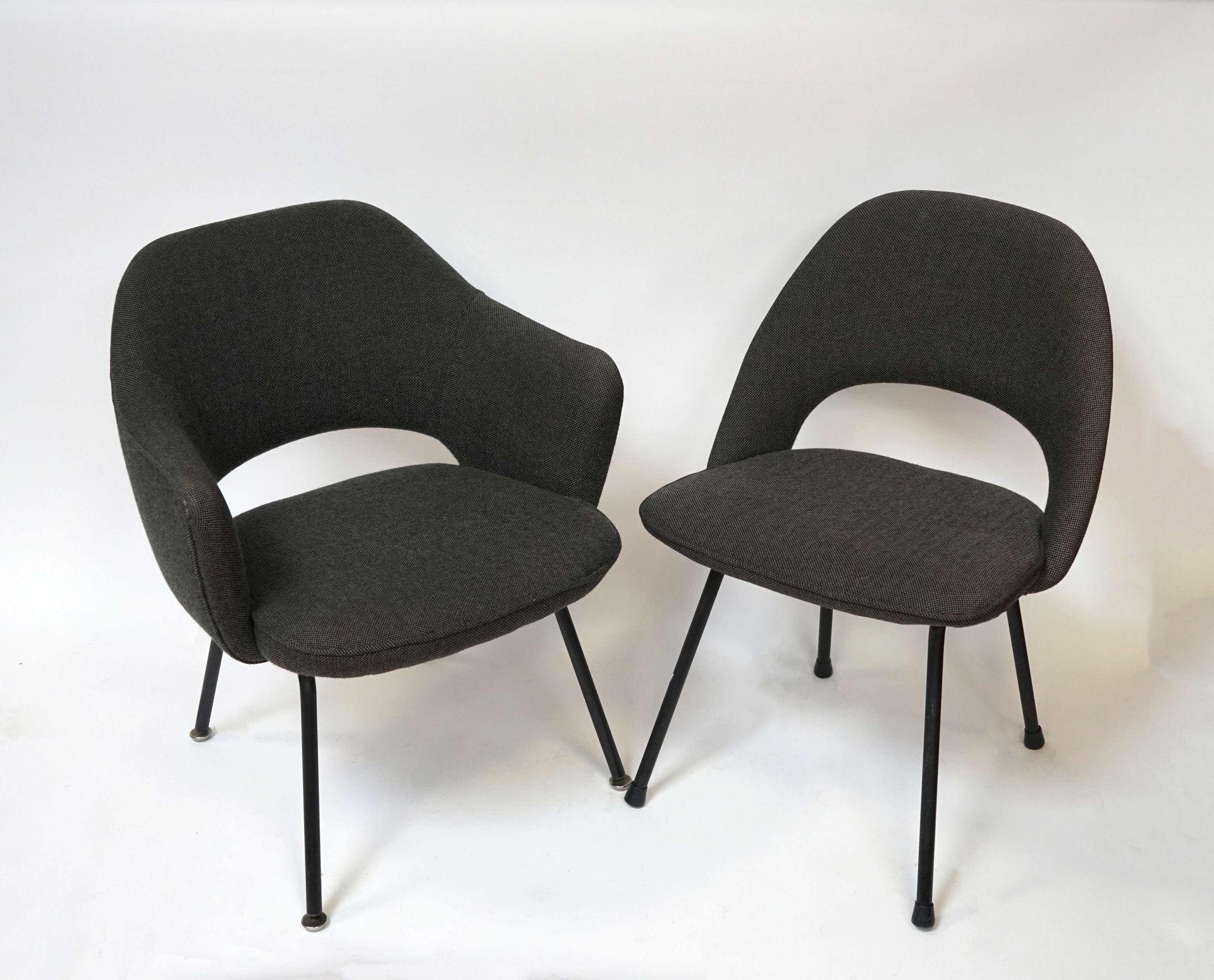 Null Eero SAARINEN (1901-1961)代表KNOLL。一把扶手椅和一把椅子，腿为黑色管状漆面金属，座椅为灰色羊毛布。