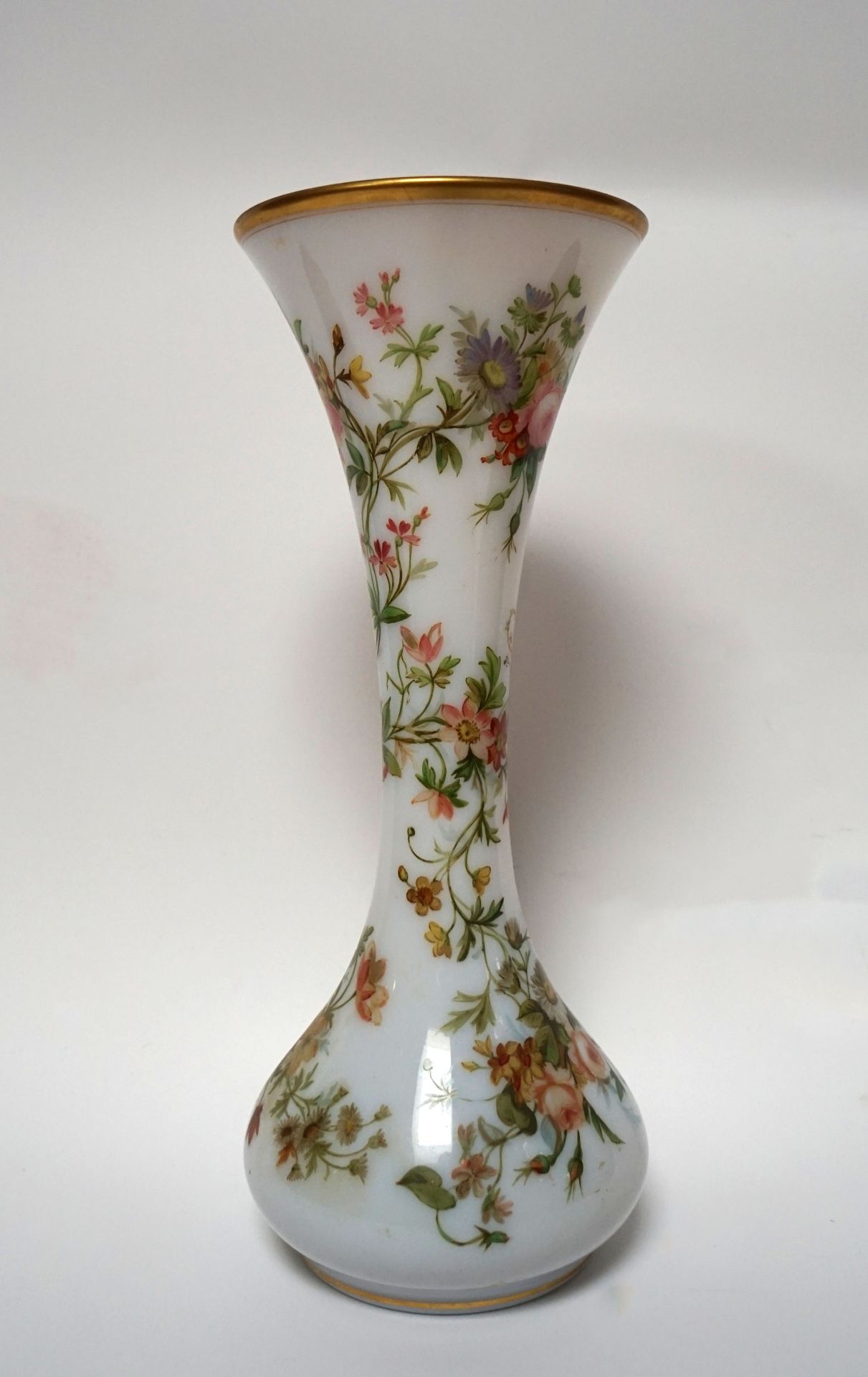 Null 一个大型的白色乳白花瓶，上面有多色的花环，颈部和底部有鎏金网的衬托。19世纪中期 高39.5厘米