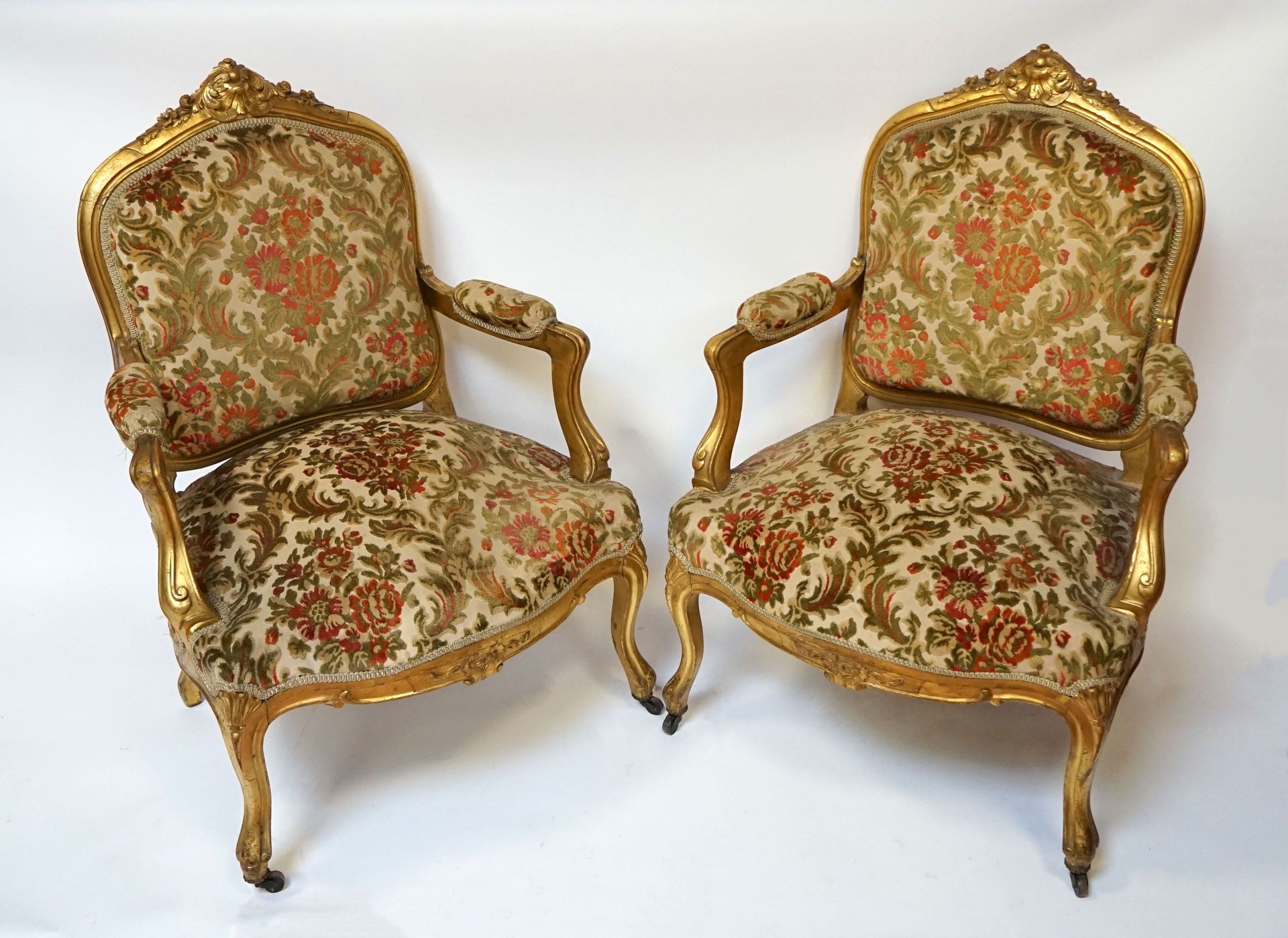 Null 两把镀金的木质扶手椅和两把椅子，座椅上有打结的缝线和多色的花。路易十五风格。