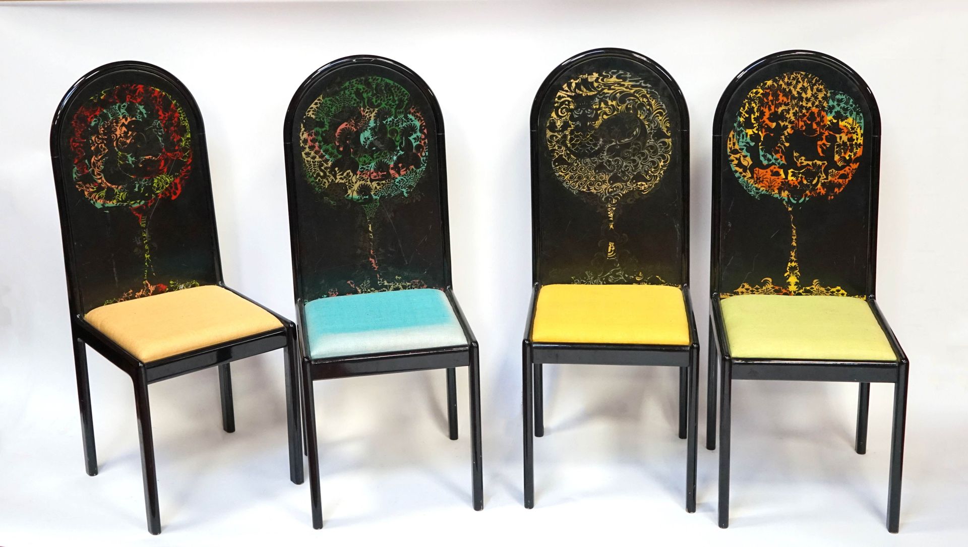 Null 
Bjron WIINBLAD (1918-2006)代表ROSENTHAL。四把黑漆椅子，背面有多色钢网装饰。缺口，一条腿被粘回。高度110厘米
