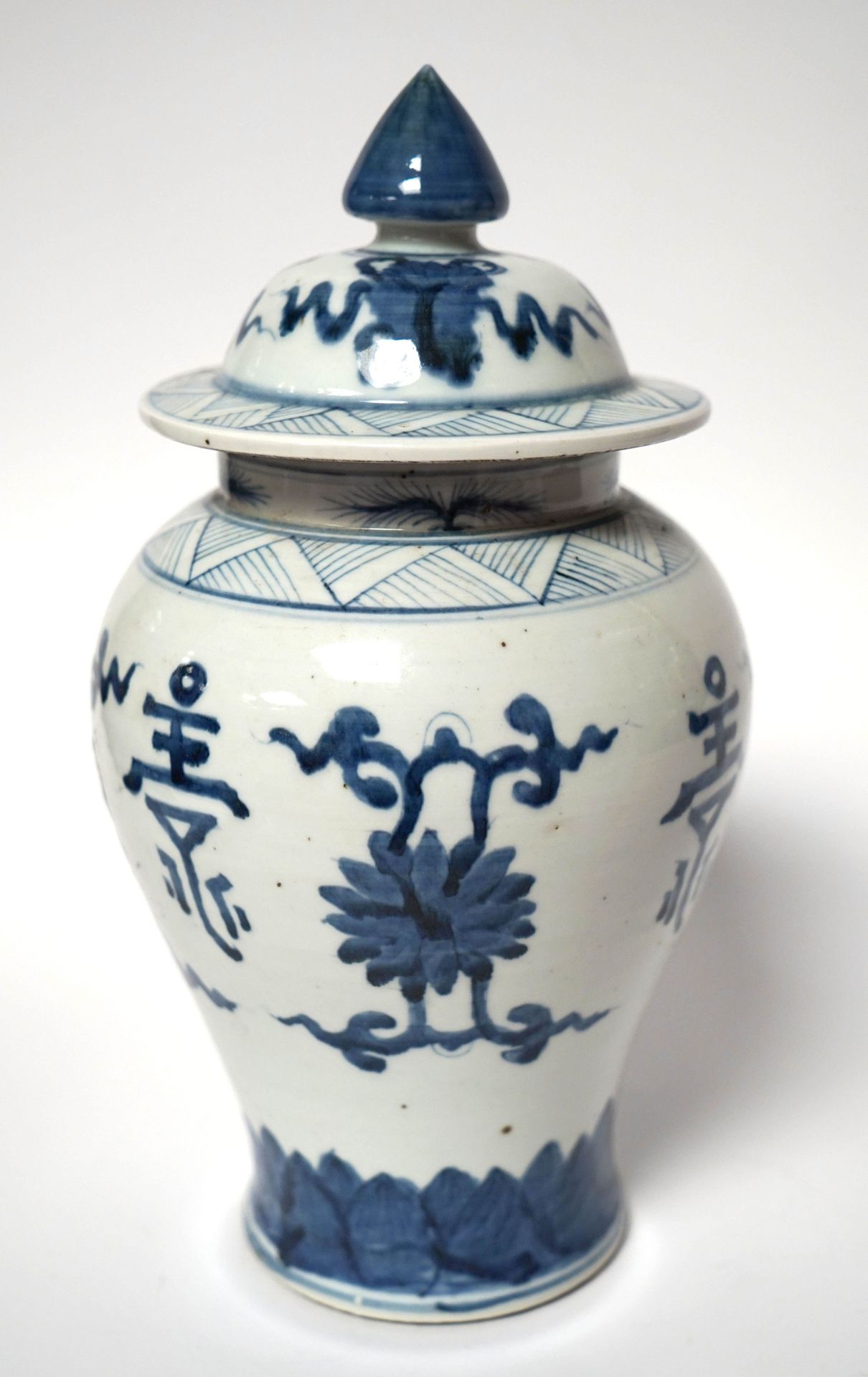 Null CHINA. Balustervase aus blauem und weißem Porzellan, verziert mit Ideogramm&hellip;