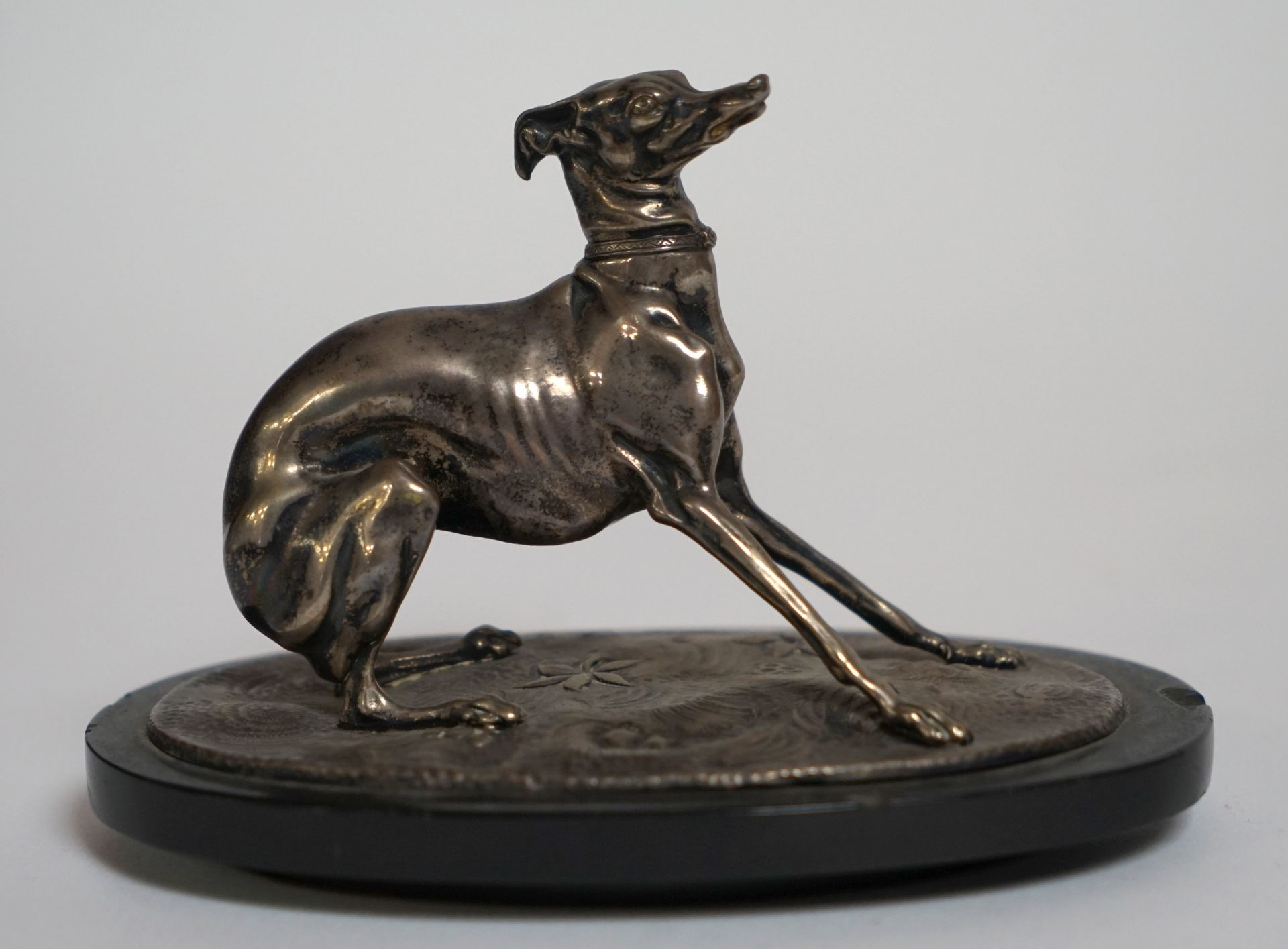 Null 
Pierre-Jules MÈNE (1810-1879) Levrette. Bronze mit Silberpatina, Sockel au&hellip;